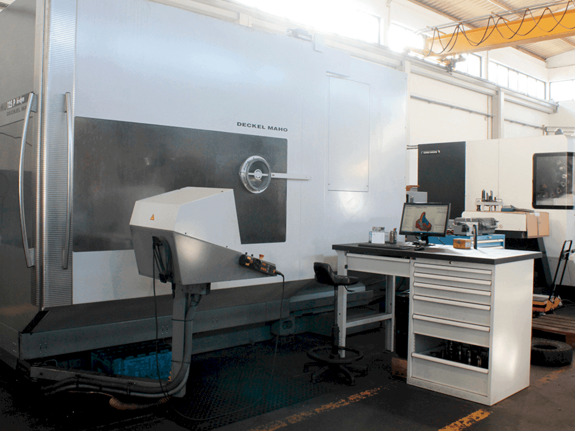 Vista frontale della macchina DECKEL MAHO 125P Hy-Din