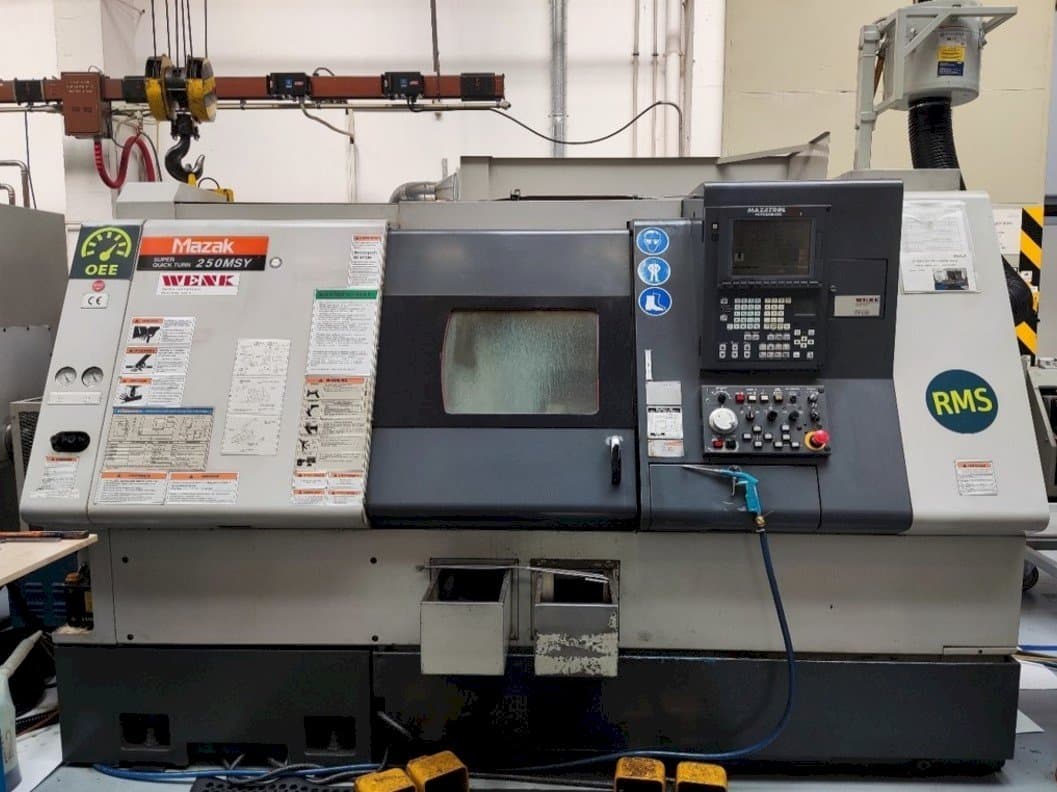 Vista frontale della macchina Mazak SQT-250 MSY