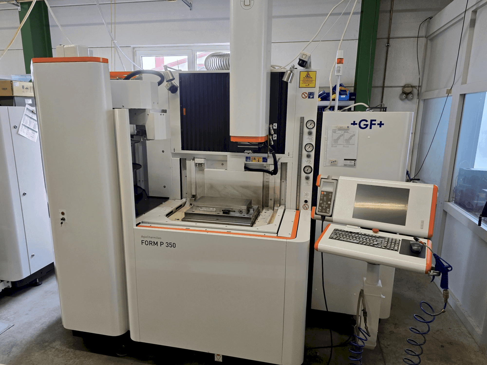 Vista frontale della macchina AgieCharmilles FORM P 350