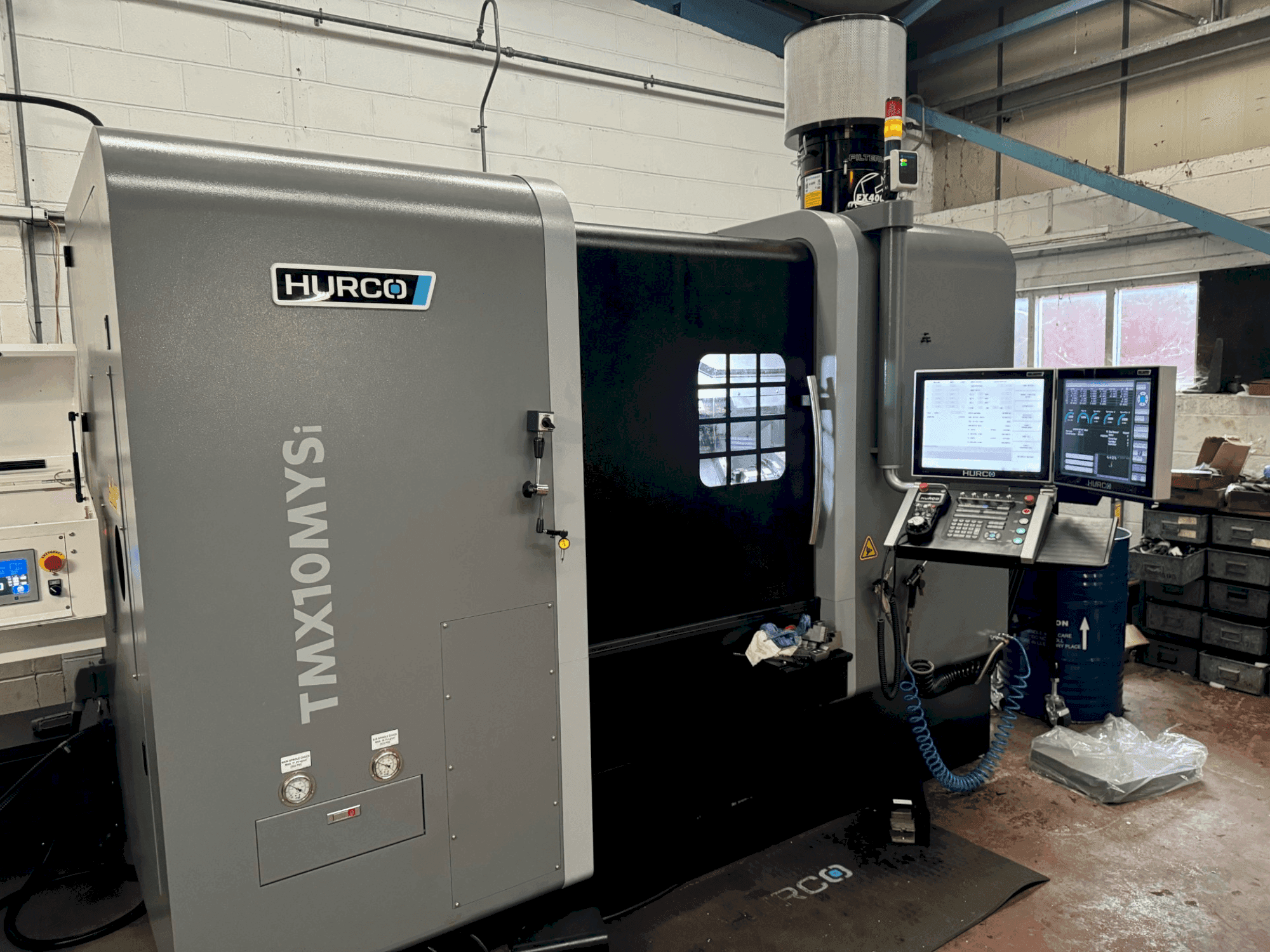 Vista frontale della macchina Hurco TMX10-MYSi