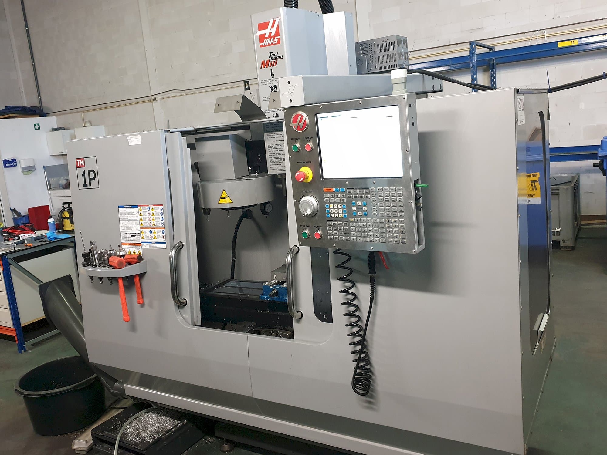 Vista frontale della macchina HAAS TM-1P