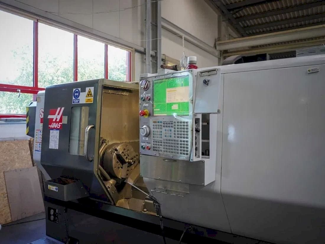 Vista frontale della macchina HAAS ST-30