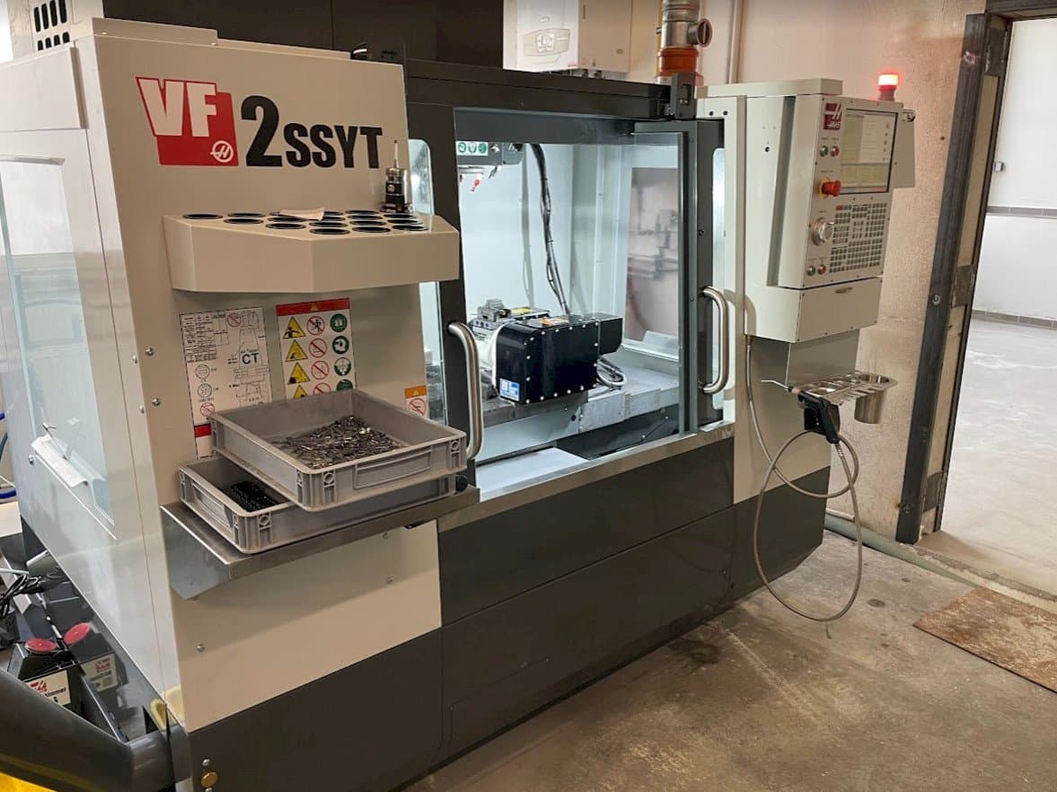 Vista frontale della macchina HAAS VF-2SSYT
