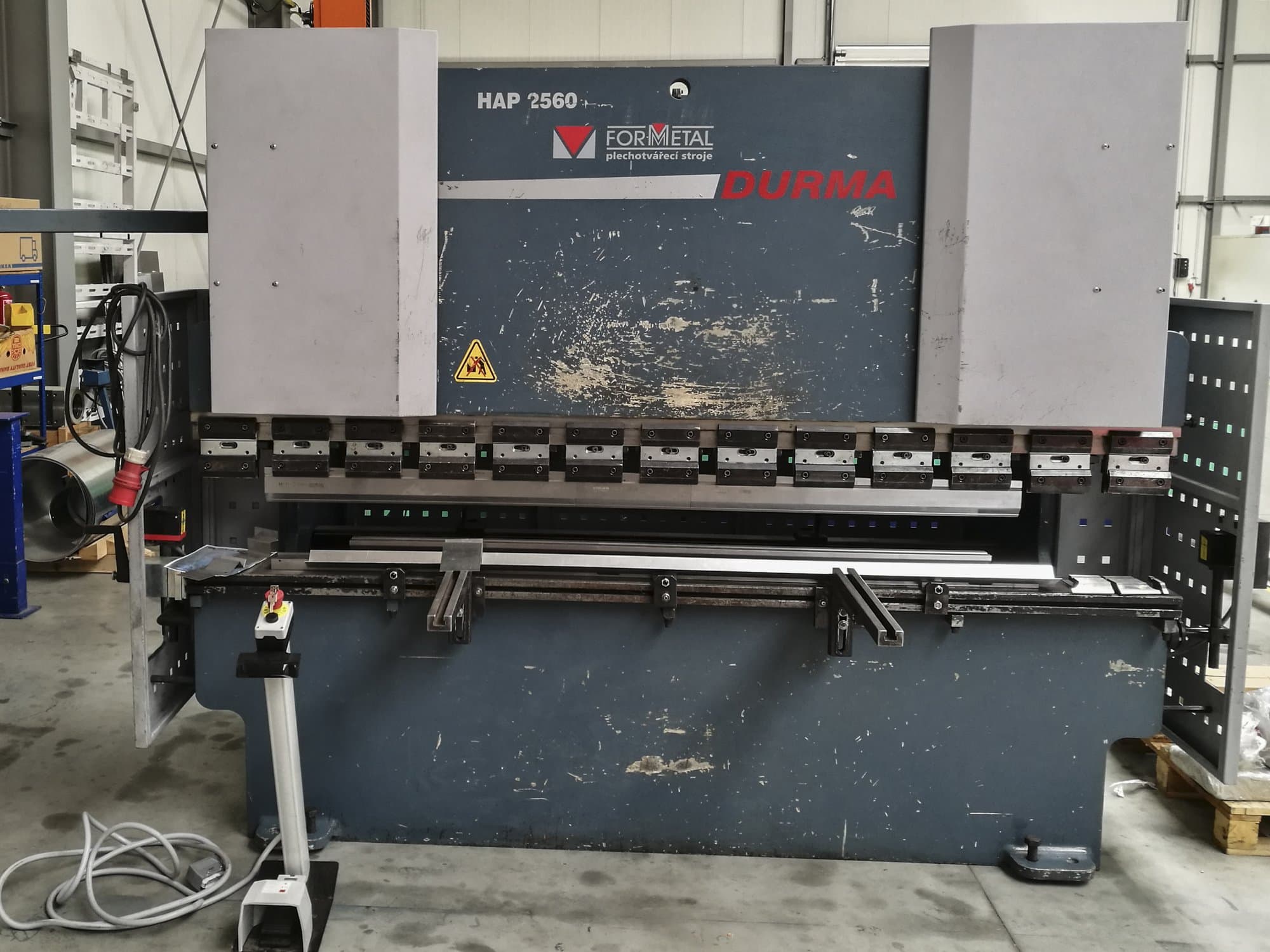 Vista frontale della macchina Durma HAP 2560