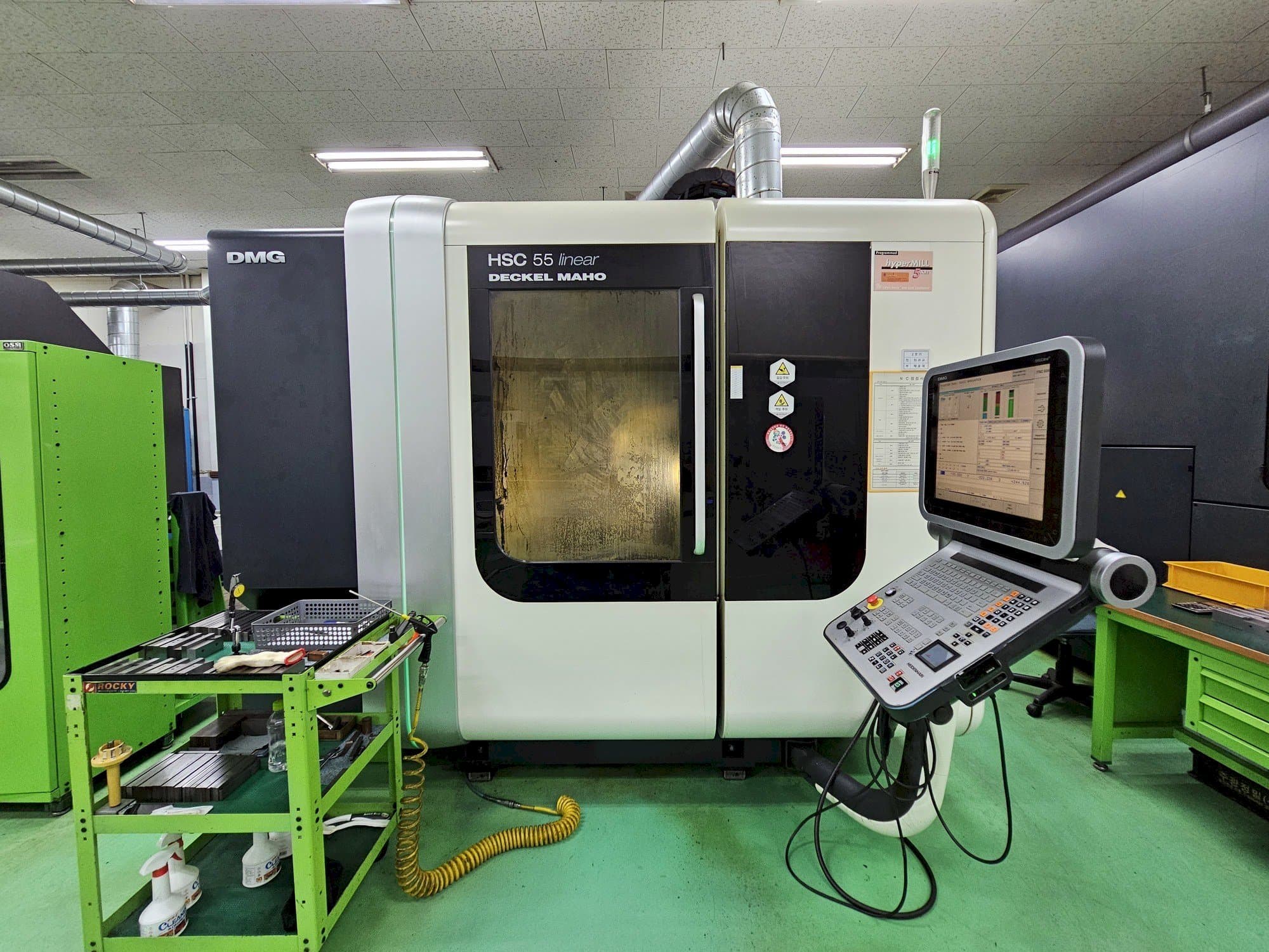 Vista frontale della macchina DECKEL MAHO HSC 55 linear