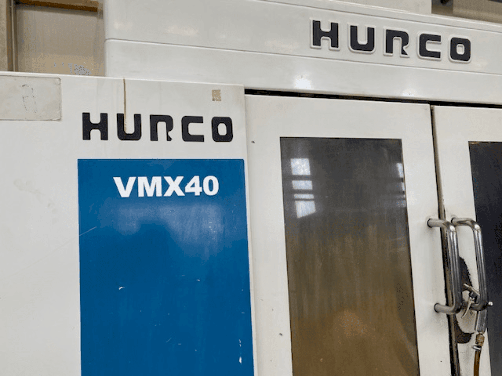 Vista frontale della macchina Hurco VMX 40