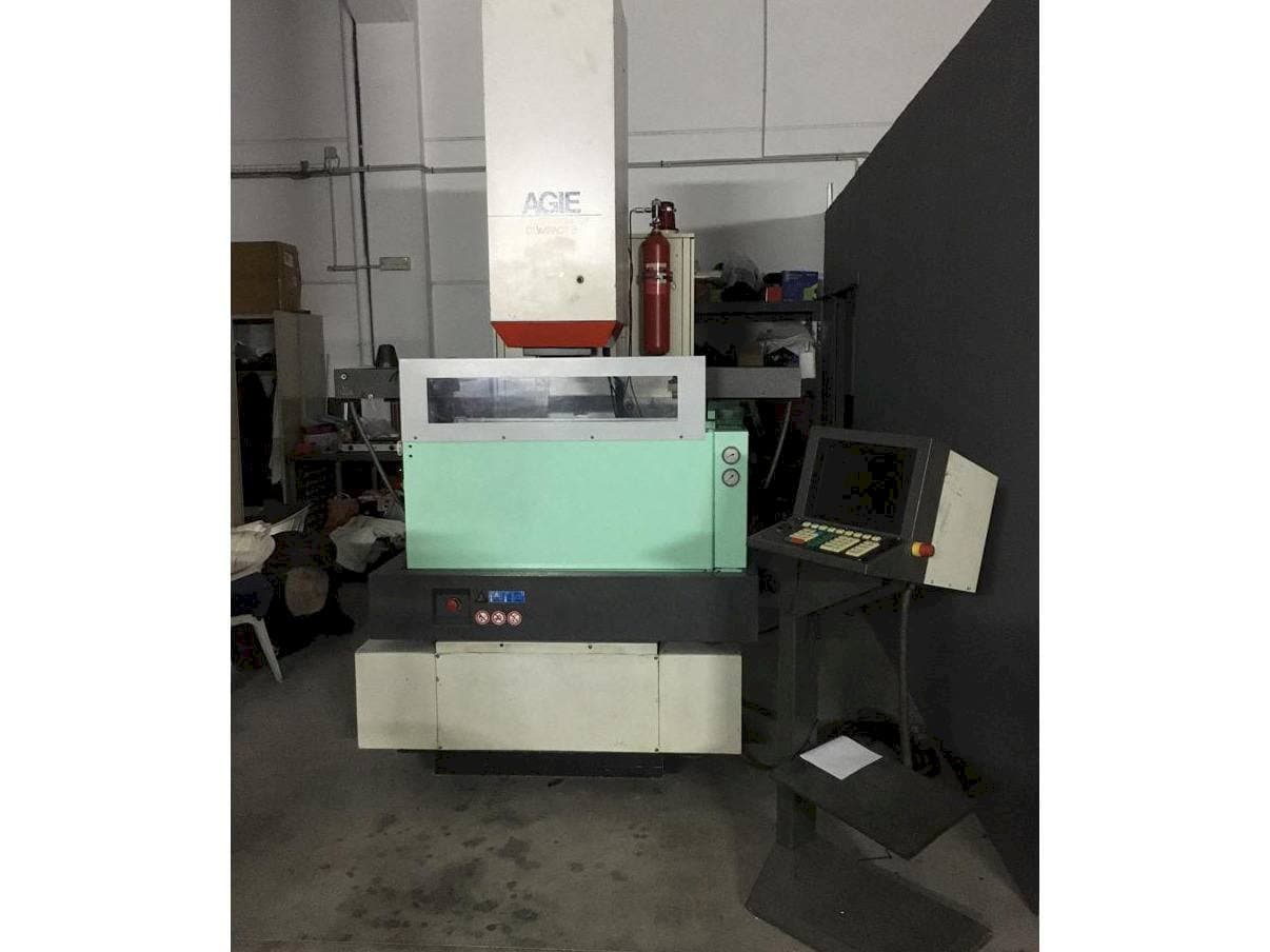 Vista frontale della macchina AGIE Agietron Compact 3