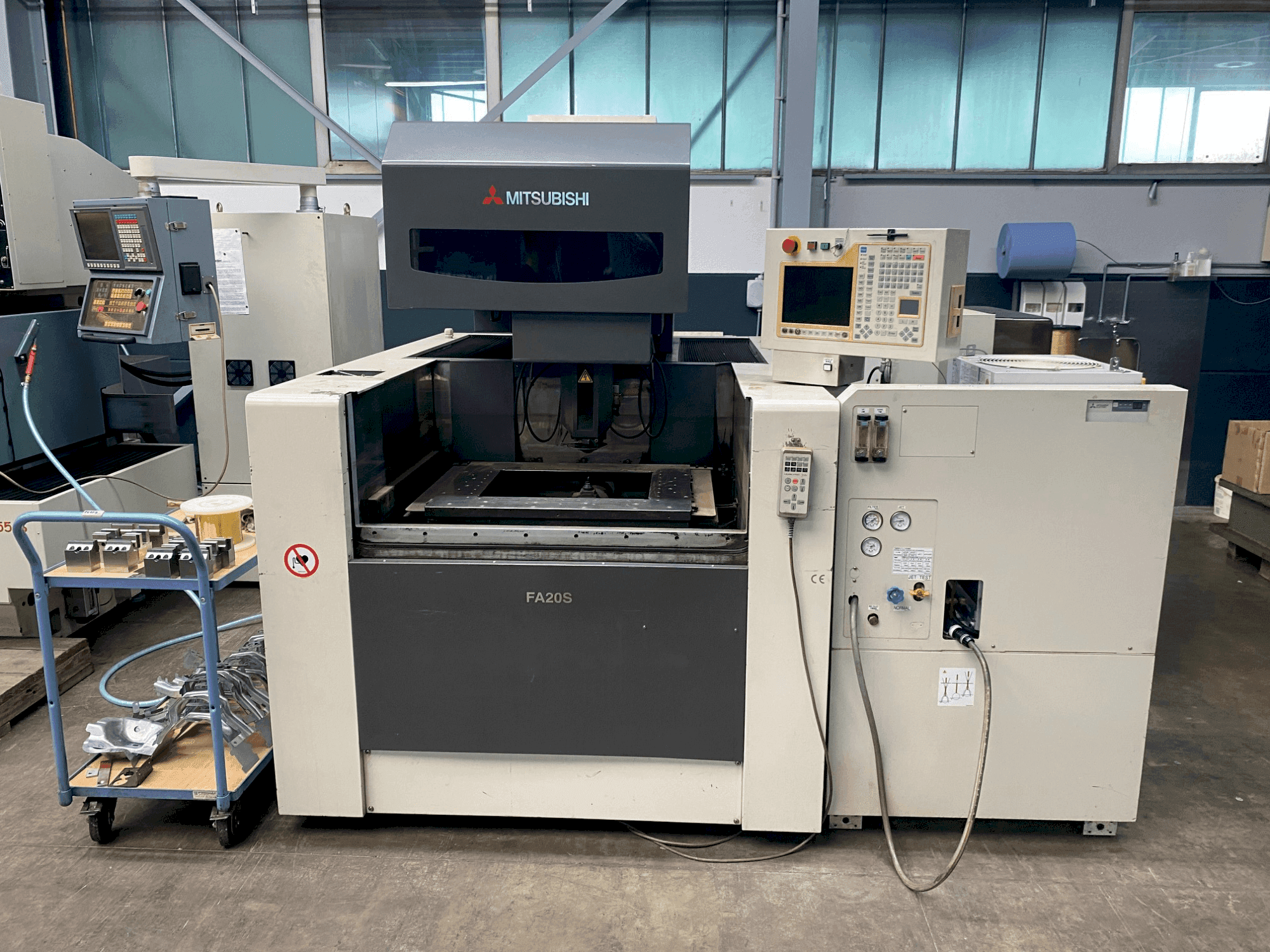 Vista frontale della macchina Mitsubishi FA 20 SM