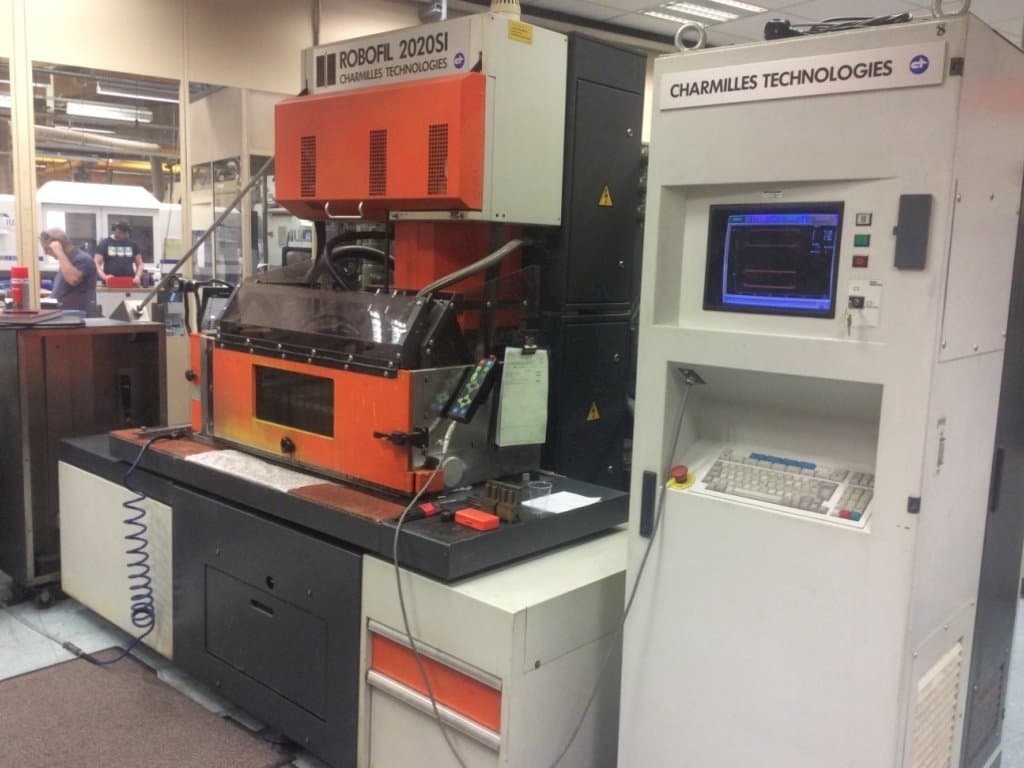 Vista frontale della macchina CHARMILLES Robofil 2020 SI