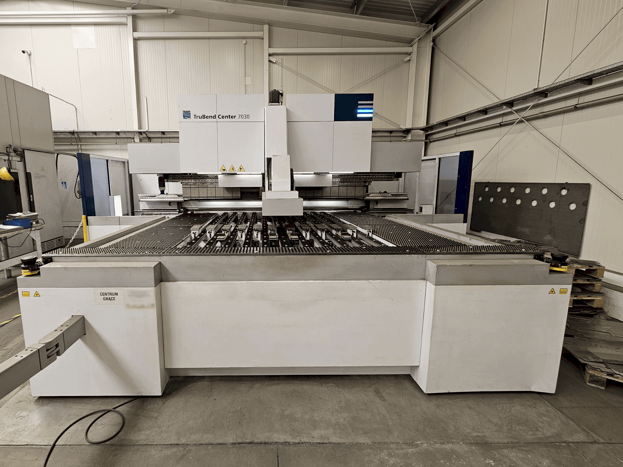 Vista frontale della macchina TRUMPF TruBend Center 7030