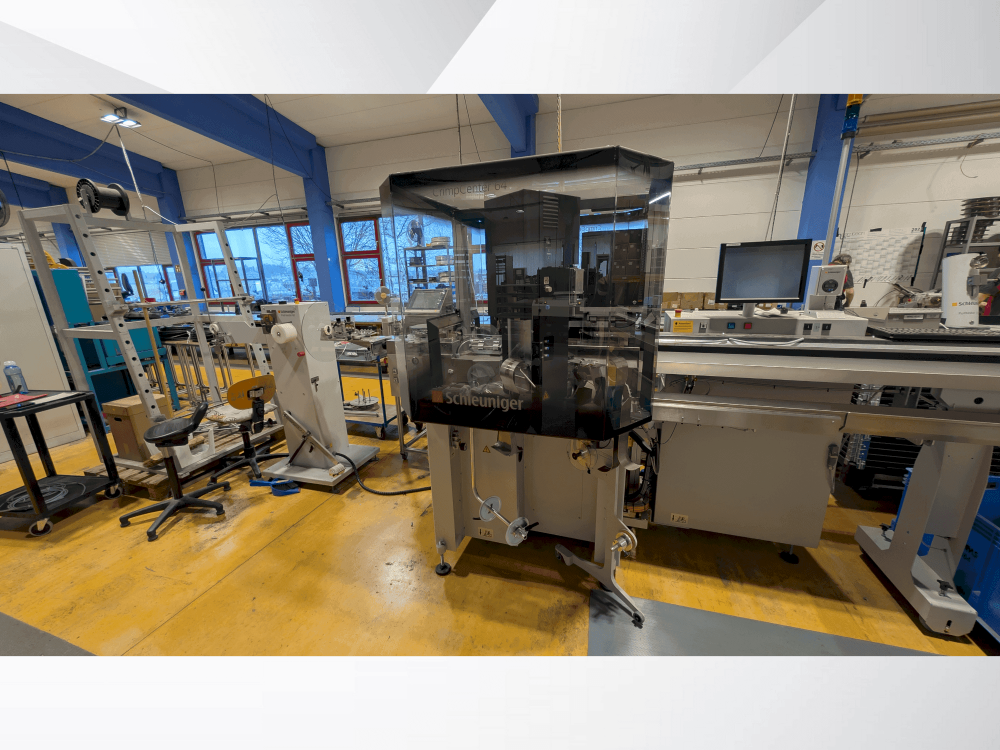 Vista frontale della macchina Schleuniger CrimpCenter 64