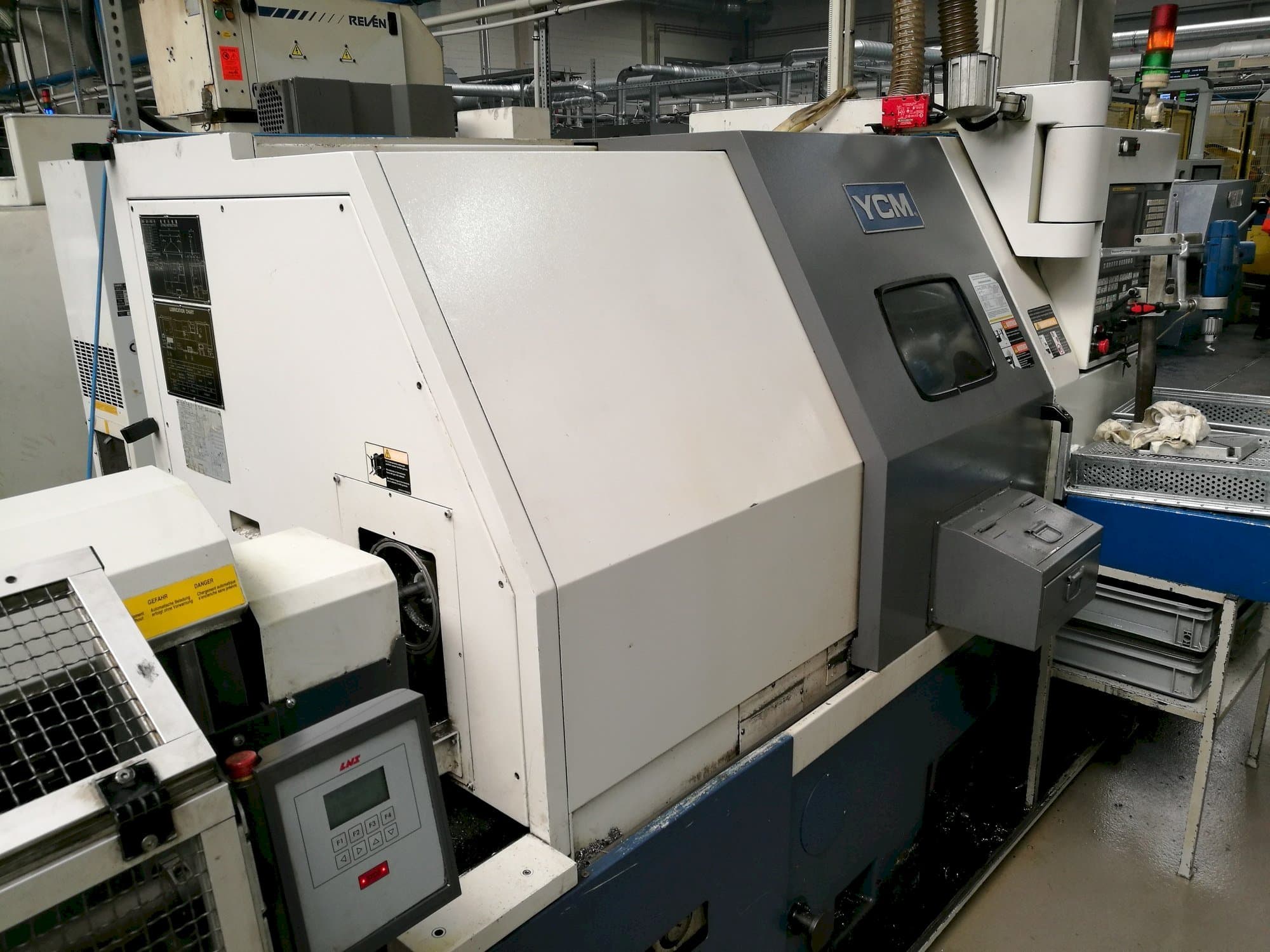 Vista frontale della macchina YCM GT-250A