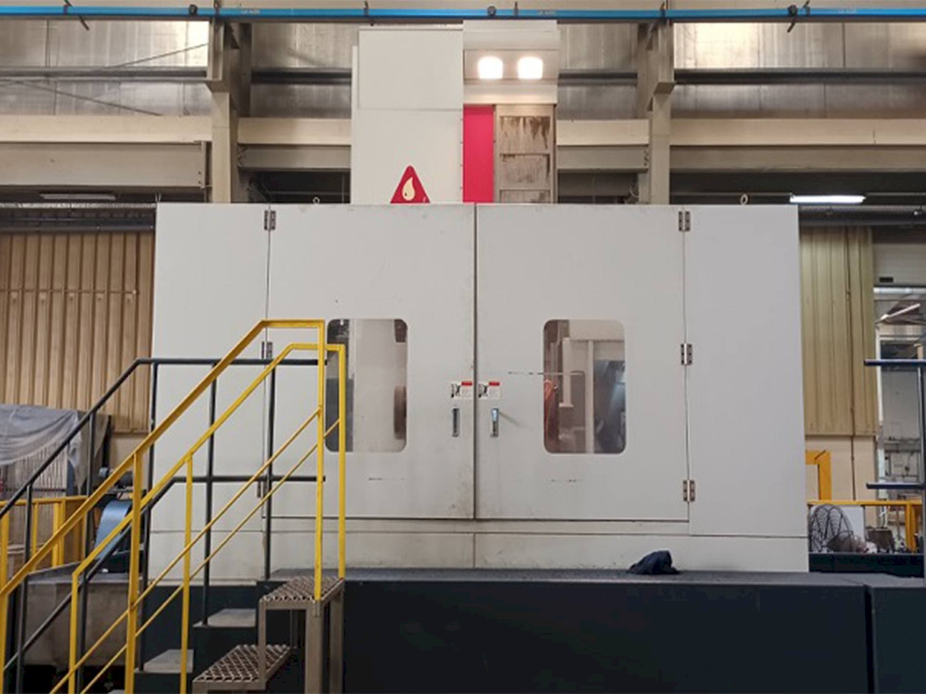 Vista frontale della macchina YOU JI HBM130/3022