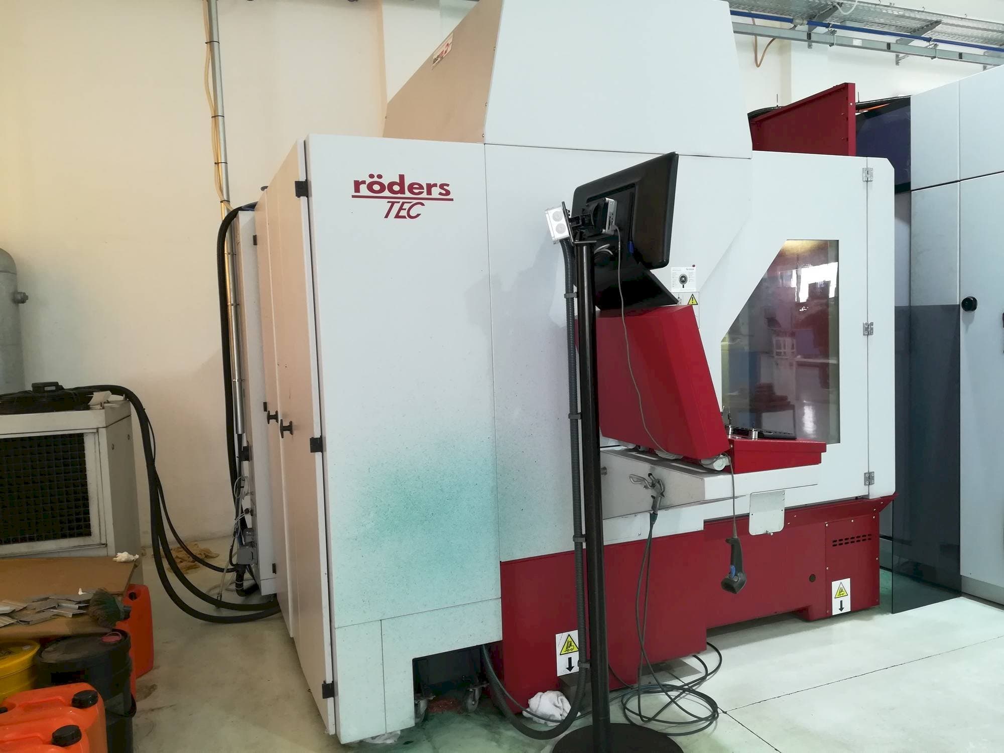 Vista frontale della macchina Röders RXP 801