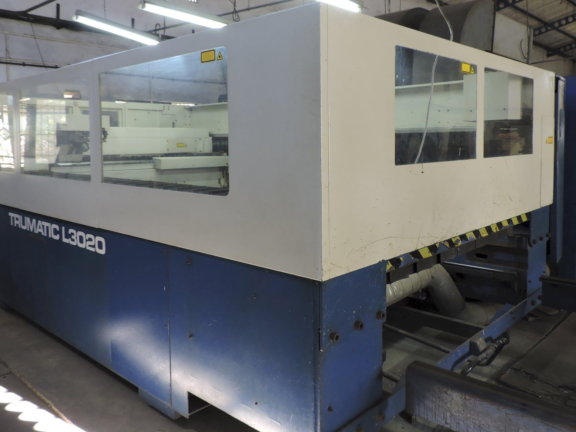 Vista lato destro della macchina Trumpf Trumatic L3020
