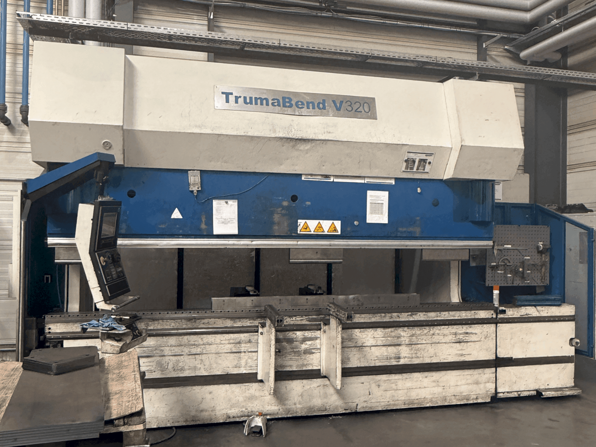 Vista frontale della macchina TRUMPF TrumaBend V320