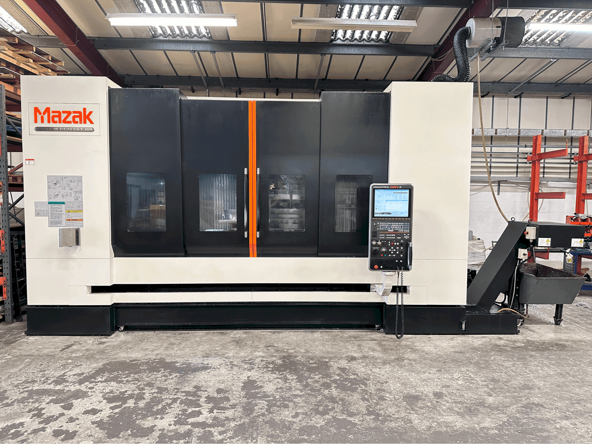 Vista frontale della macchina Mazak VTC-800/30SR