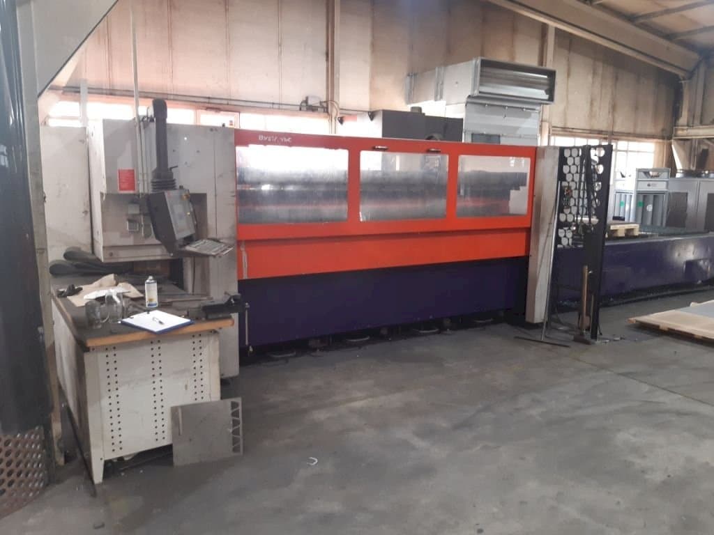 Vista frontale della macchina Bystronic Bystar 3015