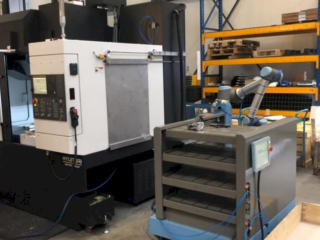 Vista frontale della macchina Universal Robots UR10