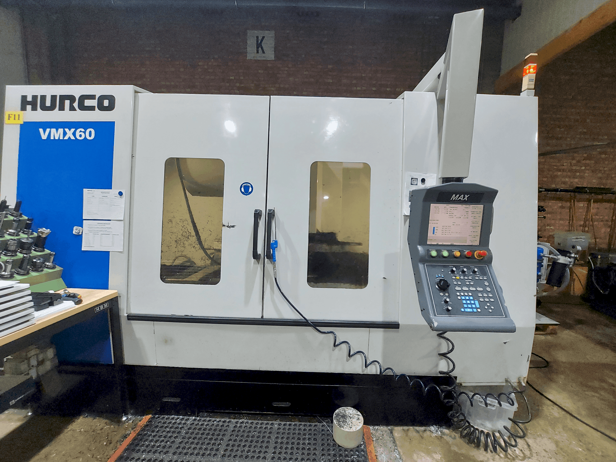 Vista frontale della macchina Hurco VMX60/40T