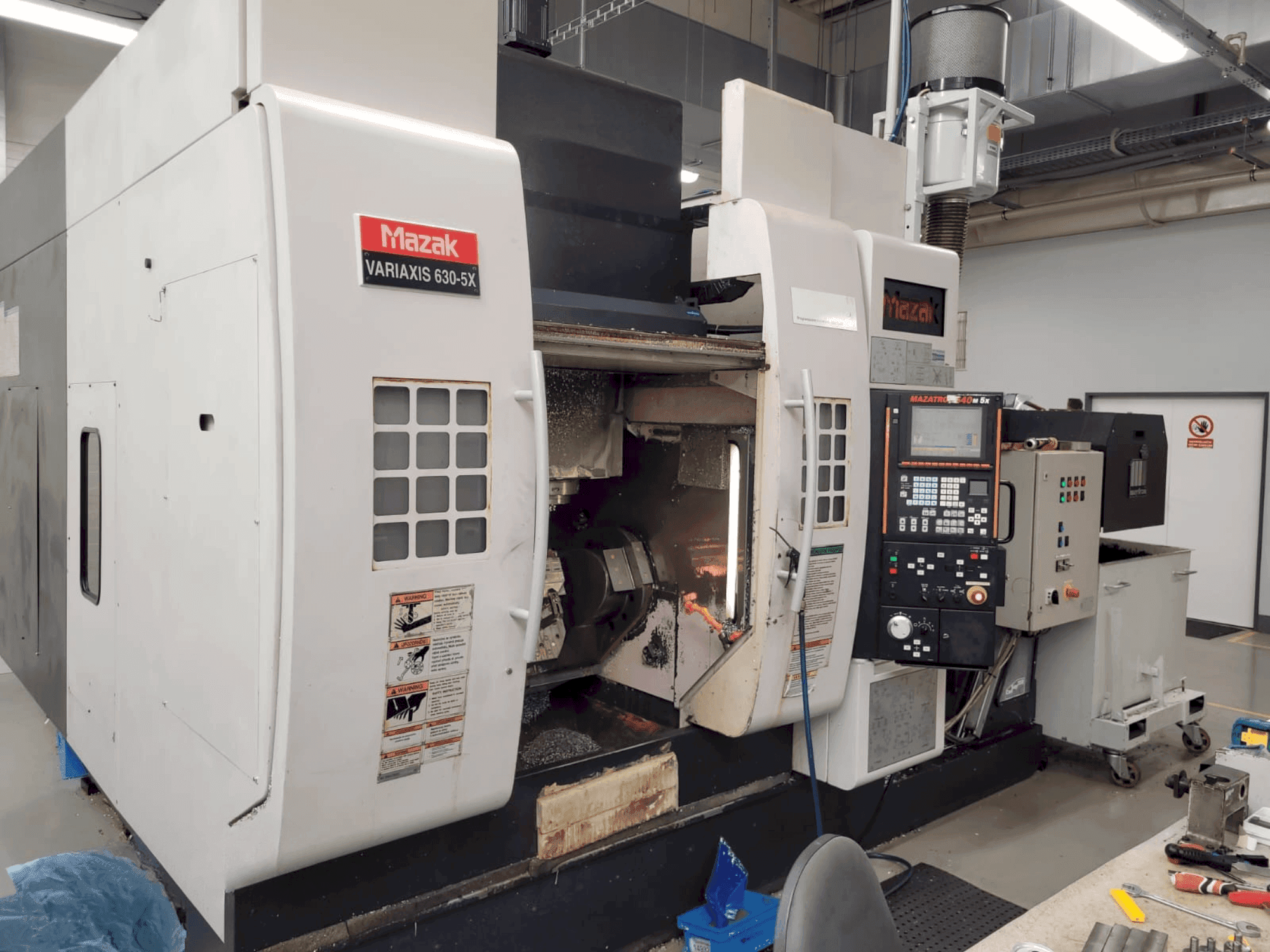 Vista frontale della macchina Mazak Variaxis 630-5X