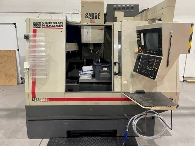 Vista frontale della macchina Cincinnati Milacron Sabre 500
