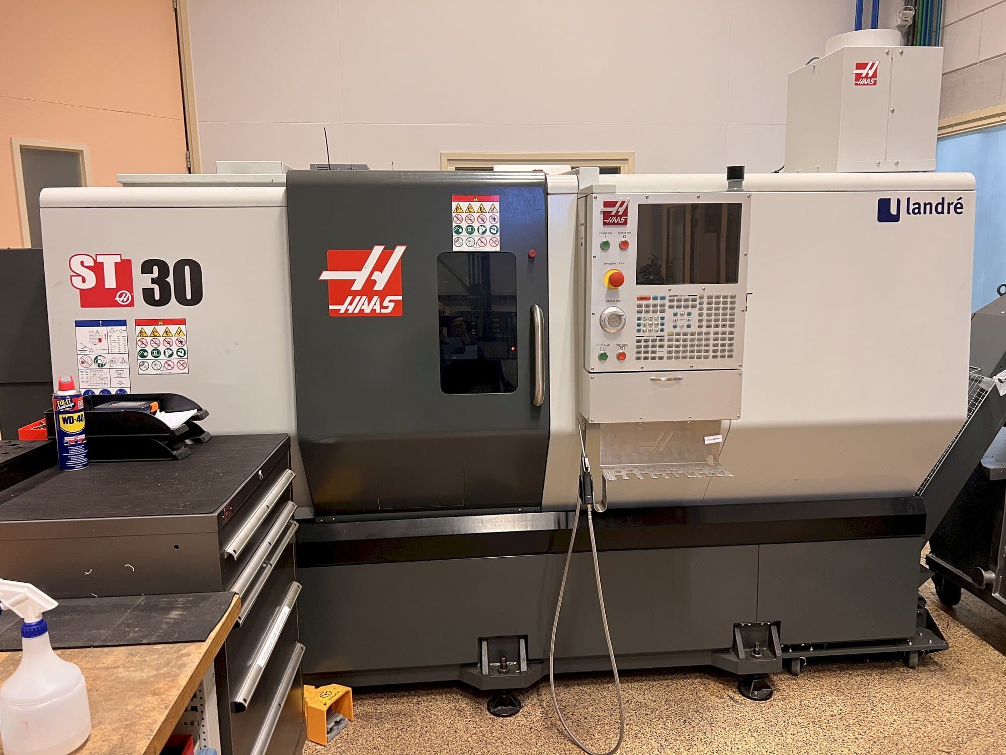 Vista frontale della macchina HAAS ST30