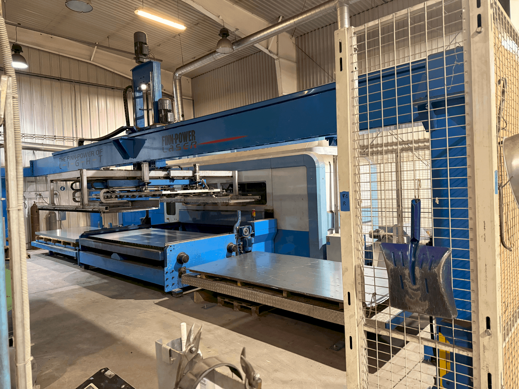 Vista frontale della macchina Finn-Power FPL6-BL