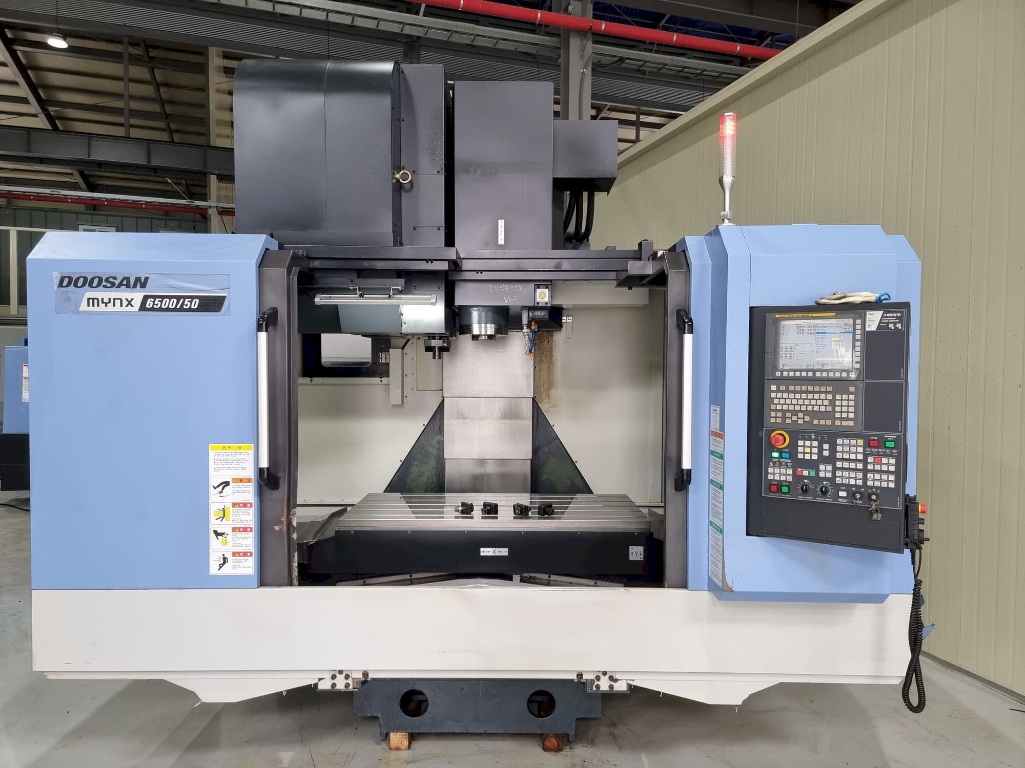 Vista frontale della macchina Doosan MYNX 6500/50