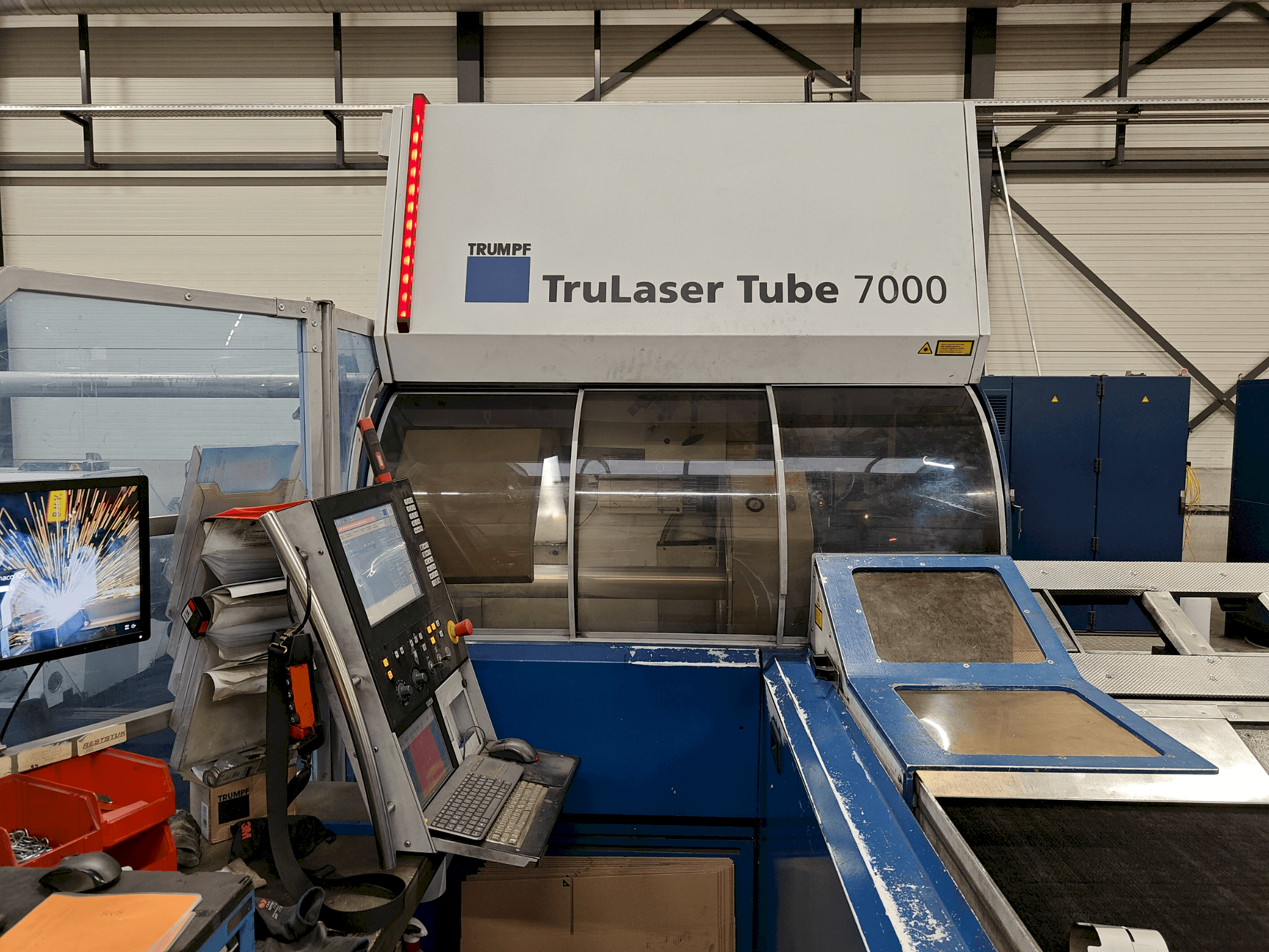 Vista frontale della macchina TRUMPF TruLaser Tube 7000