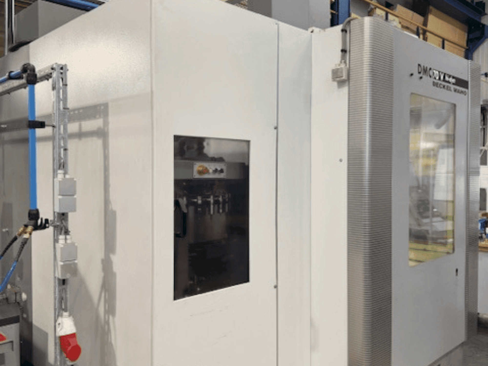 Vista frontale della macchina DECKEL MAHO DMC 70V Hi-Dyn