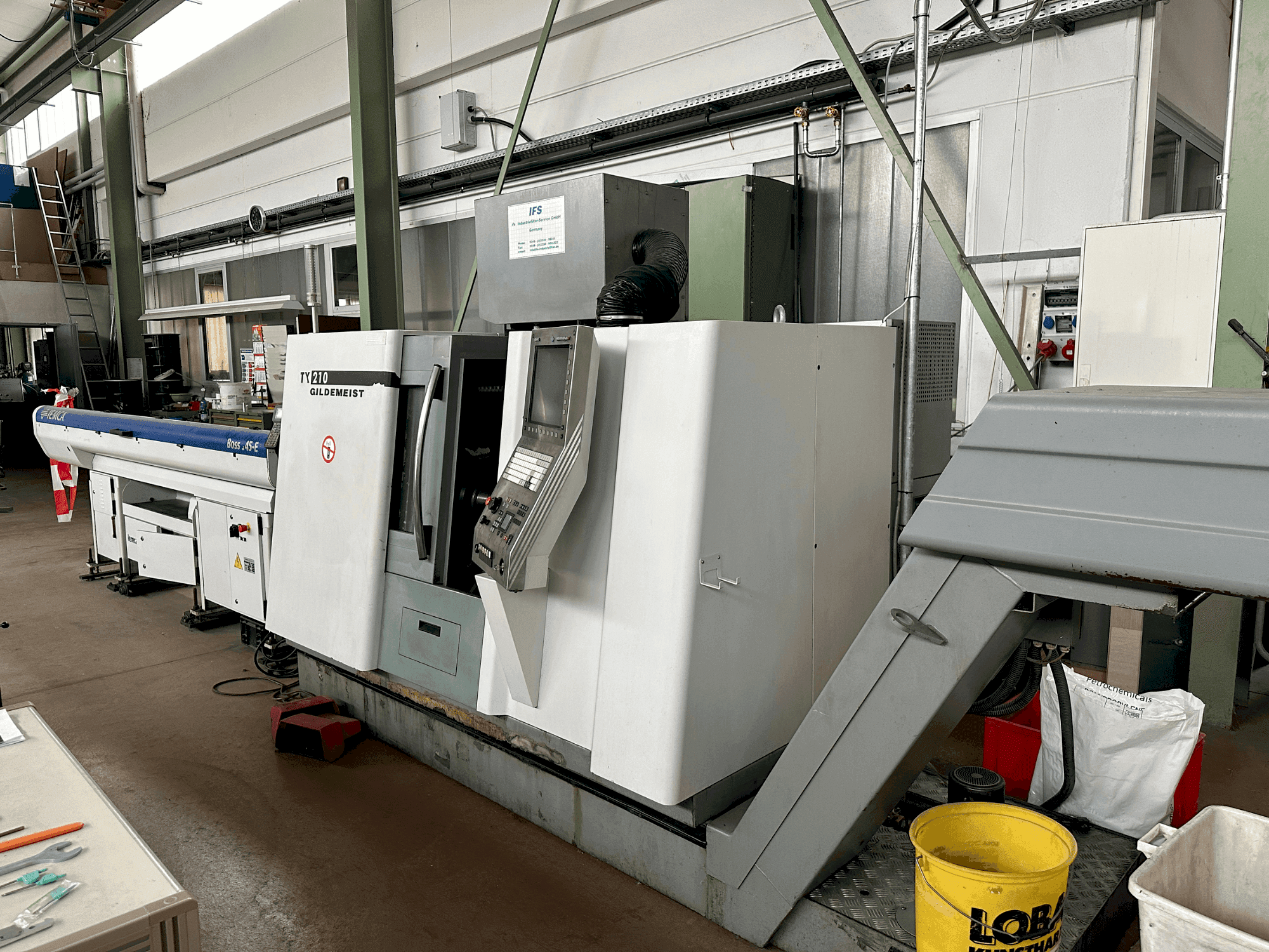 Vista frontale della macchina DMG CTX 210 (2006)