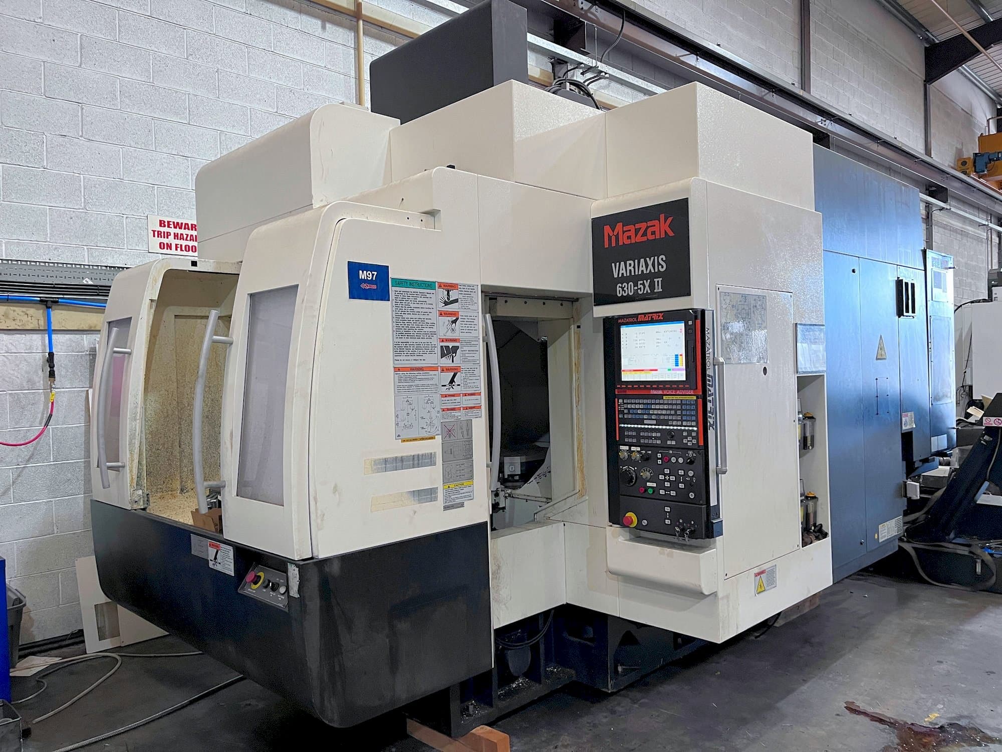 Vista frontale della macchina Mazak 630-5AX II