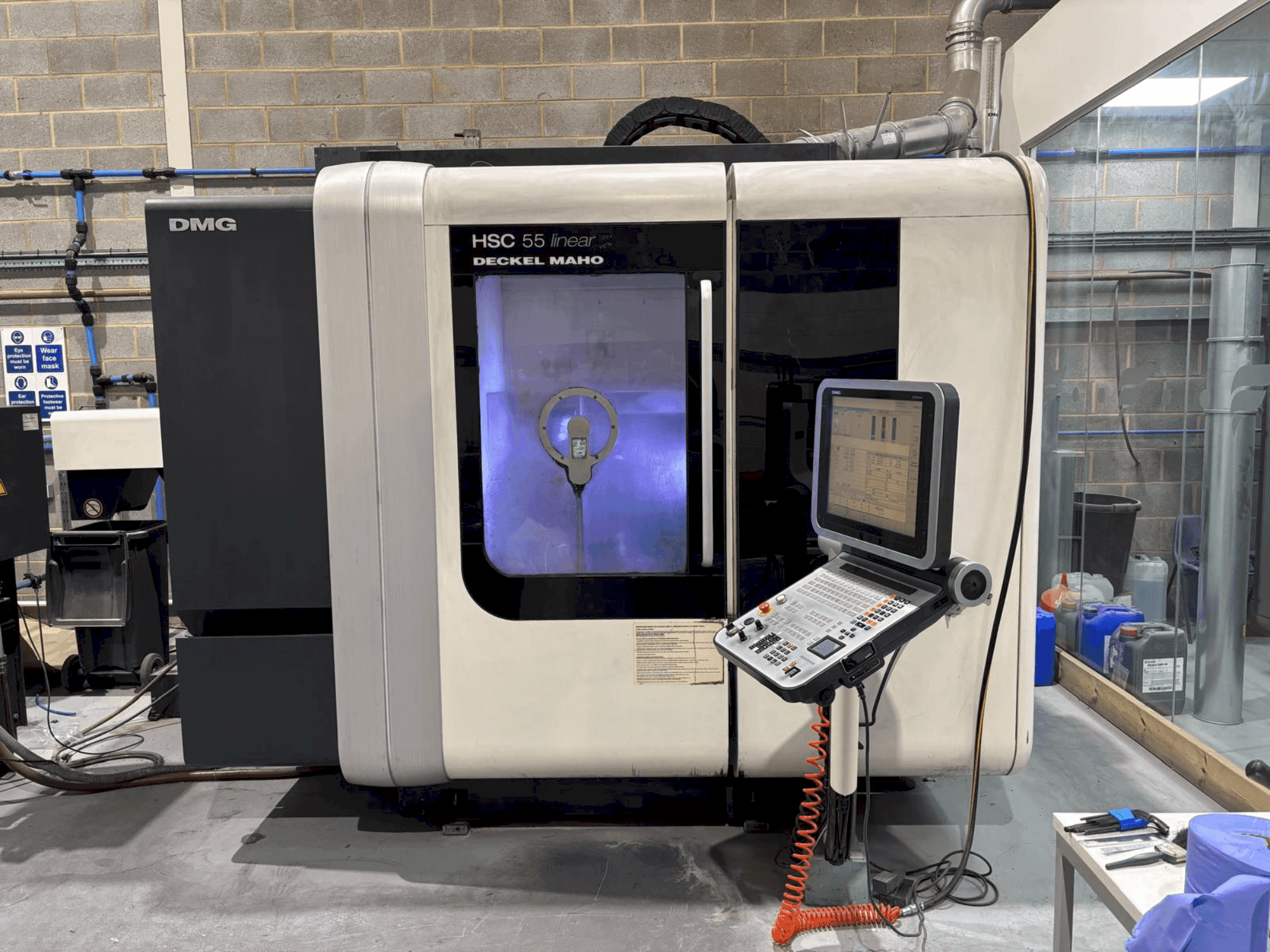 Vista frontale della macchina DMG DECKEL MAHO HSC 55 linear