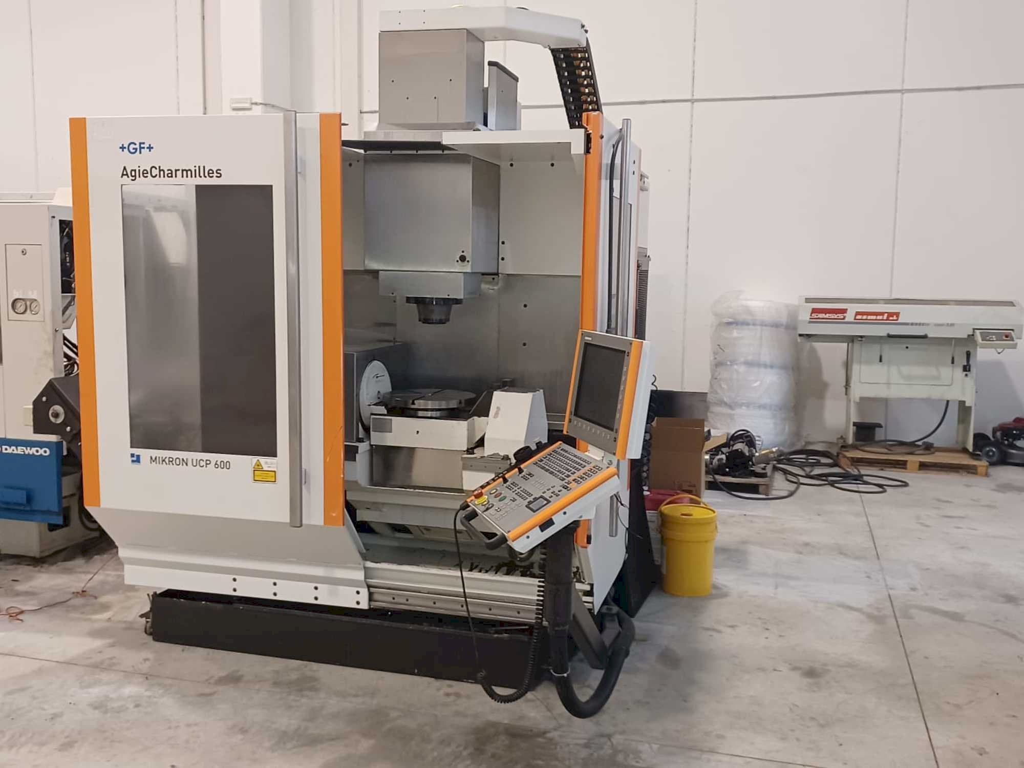 Vista frontale della macchina AgieCharmilles Mikron UCP 600