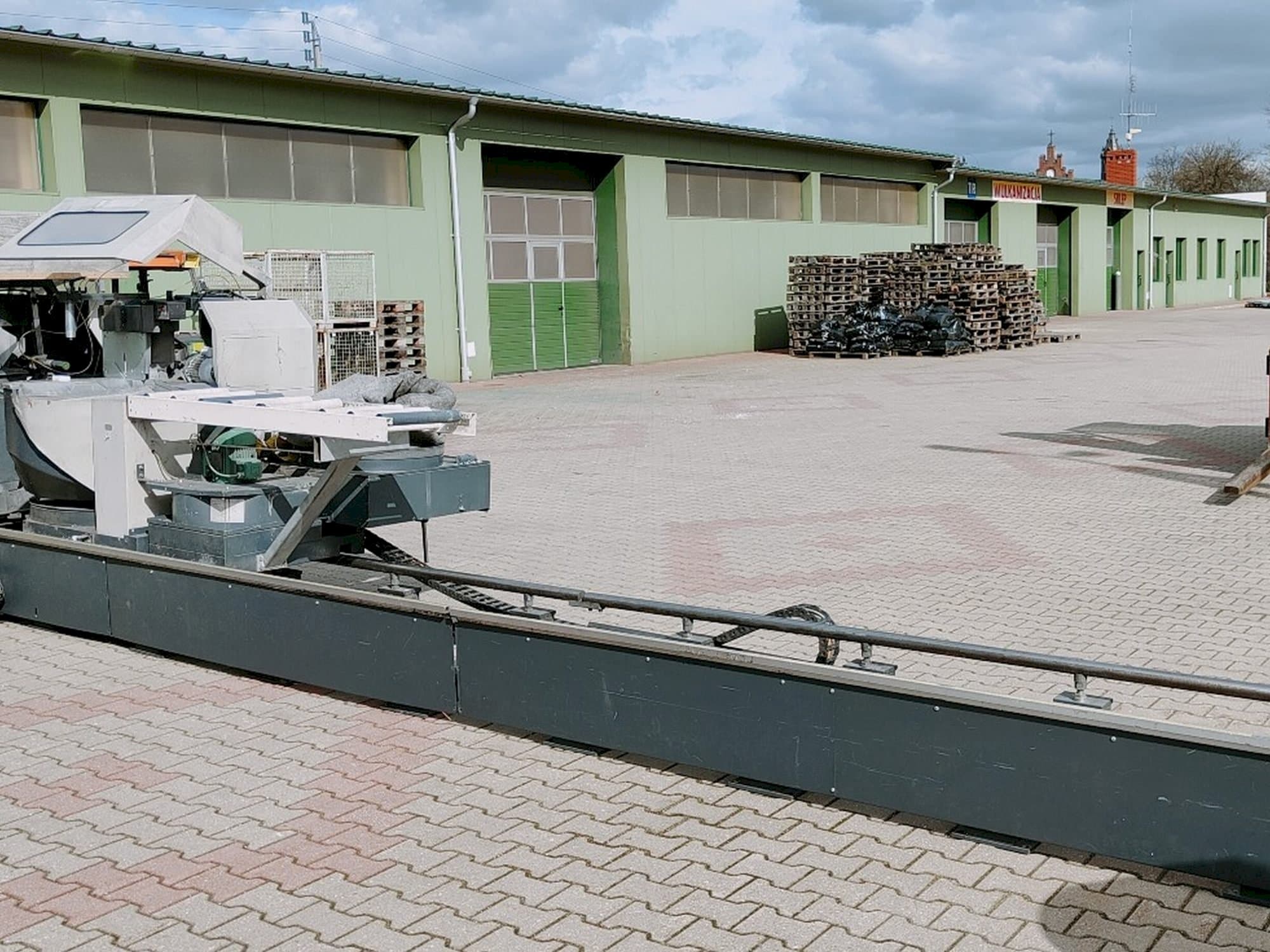 Vista frontale della macchina Elumatec DG 244/2