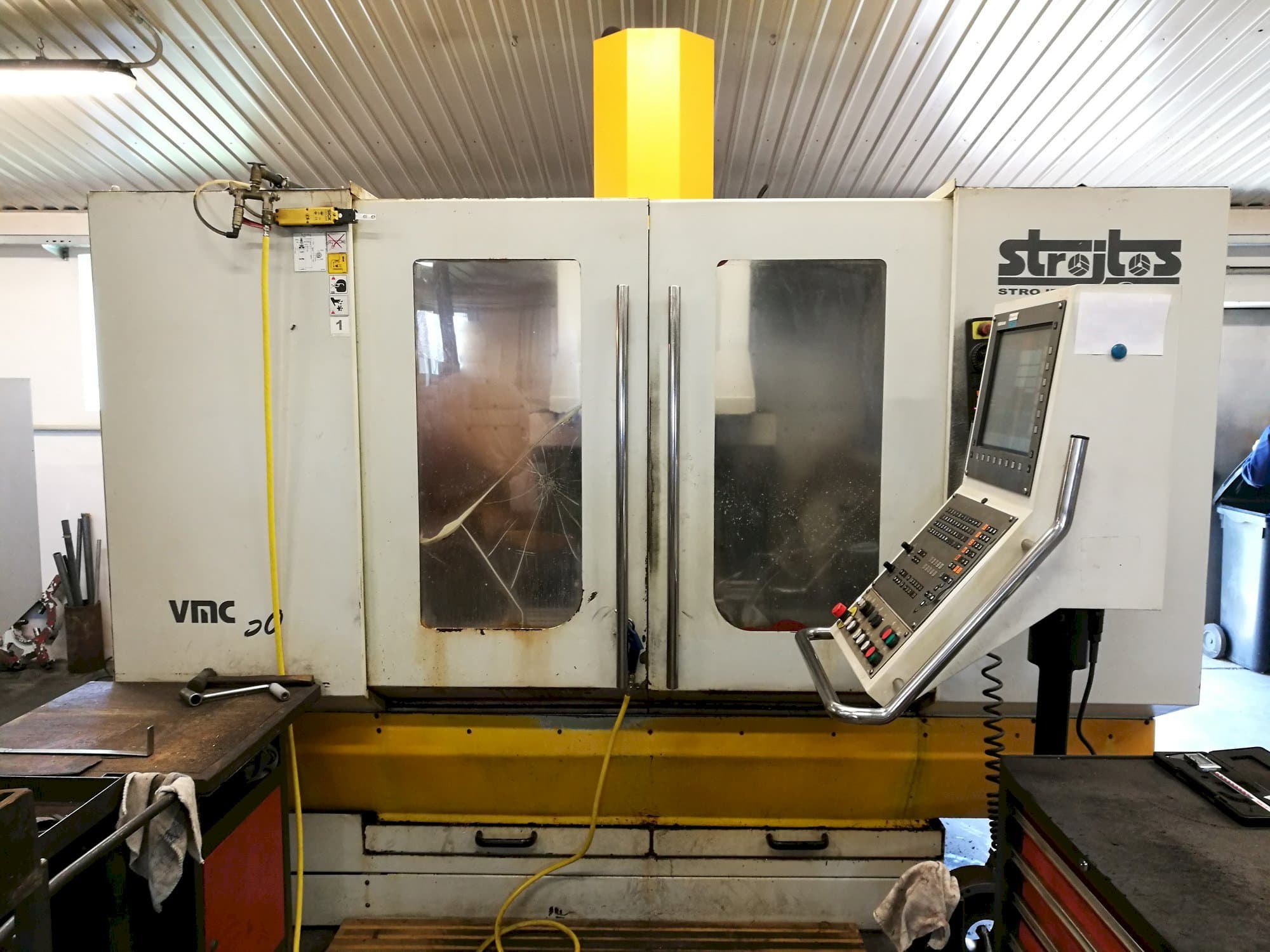 Vista frontale della macchina Strojtos VMC 50