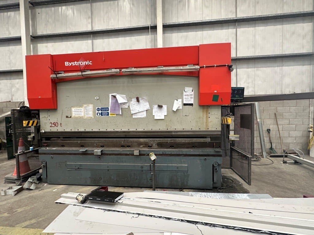 Vista frontale della macchina Bystronic PR 250 x 4100