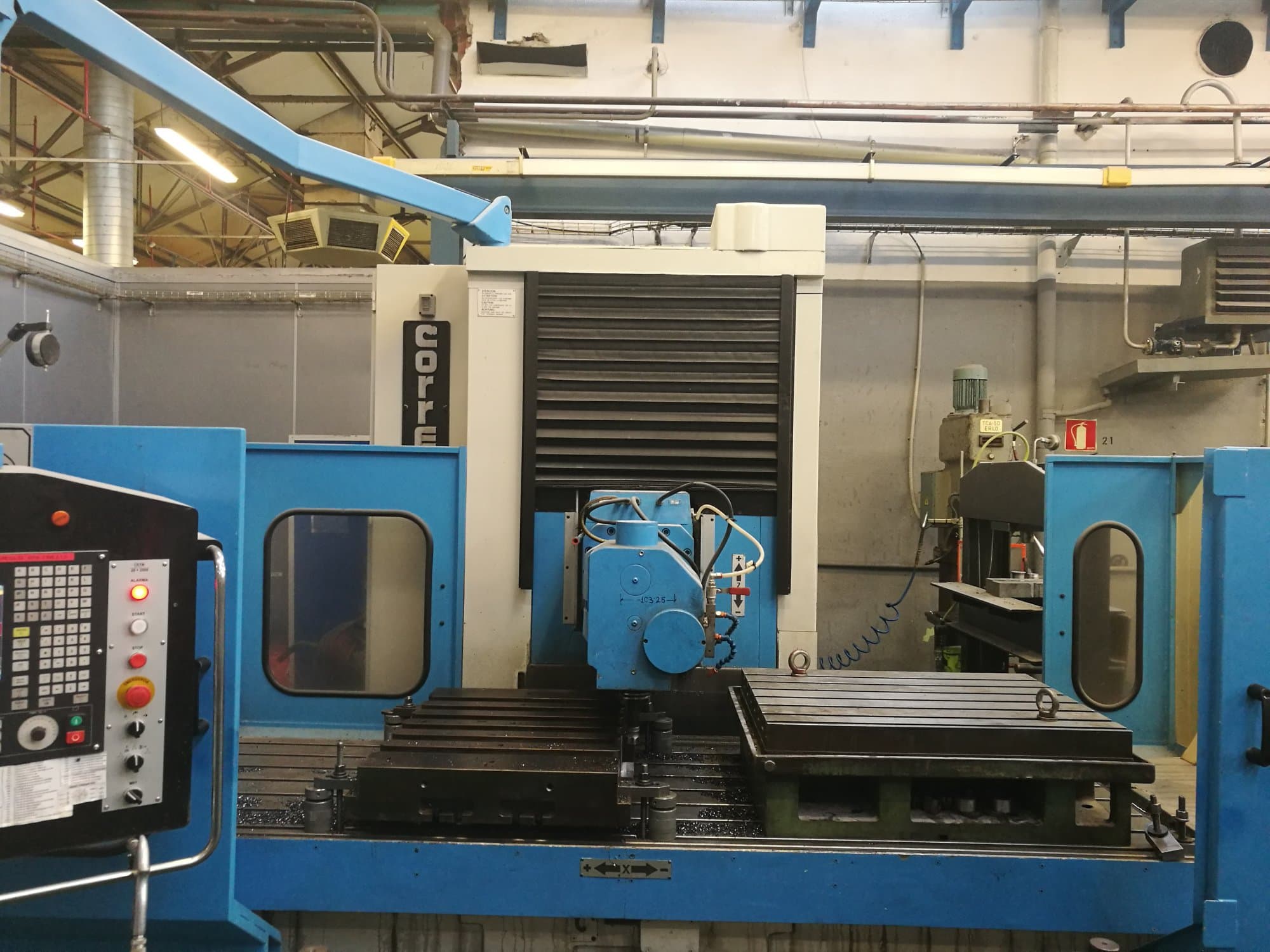 Vista frontale della macchina Correa A25-25