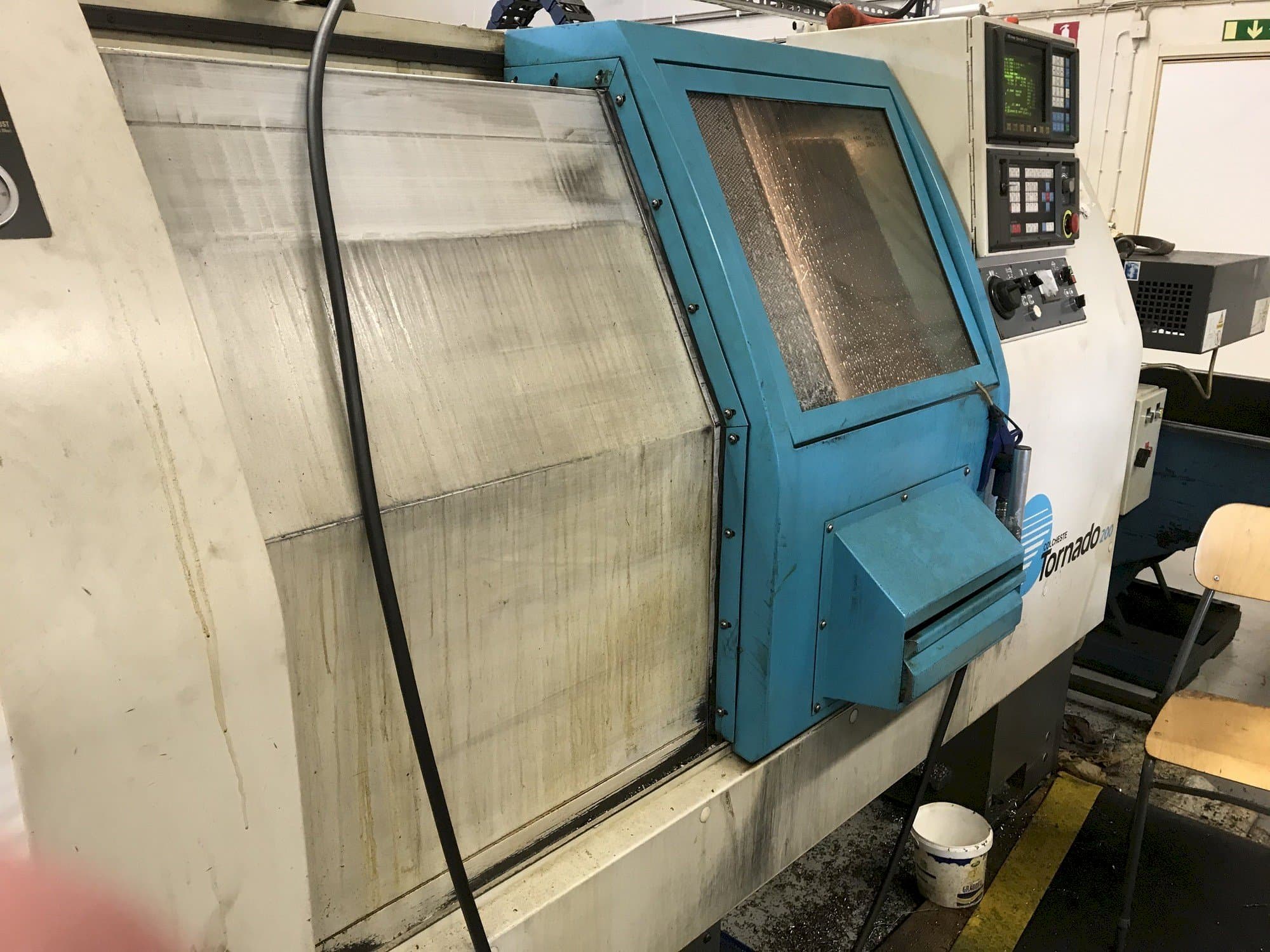 Vista frontale della macchina Colchester Tornado 200