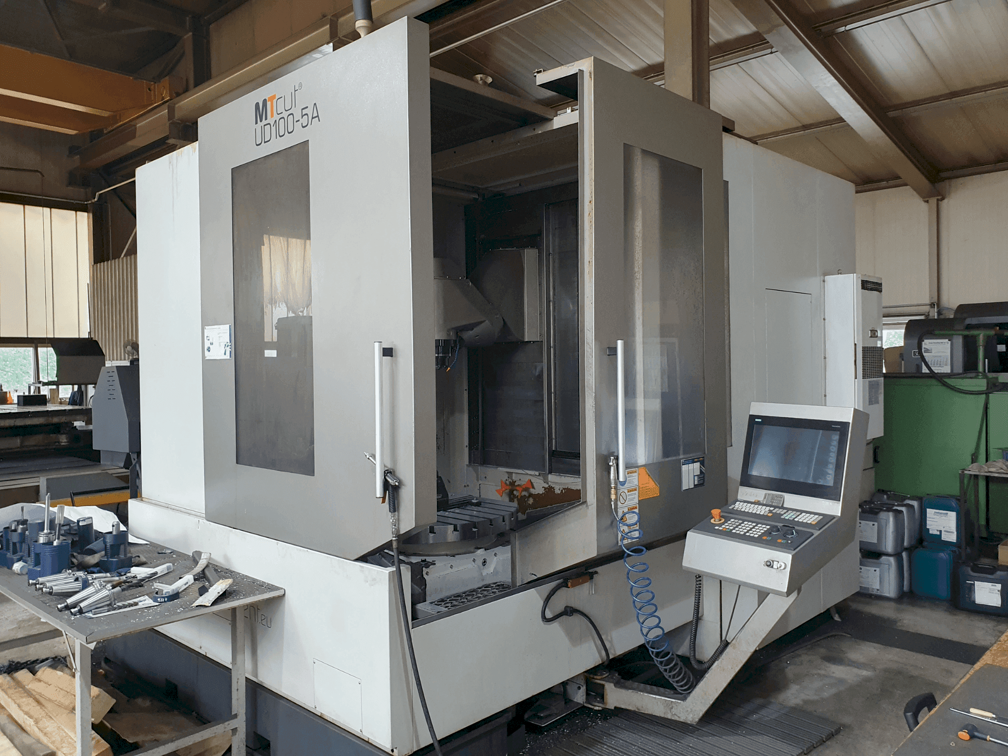 Vista frontale della macchina MTcut UD100-5A