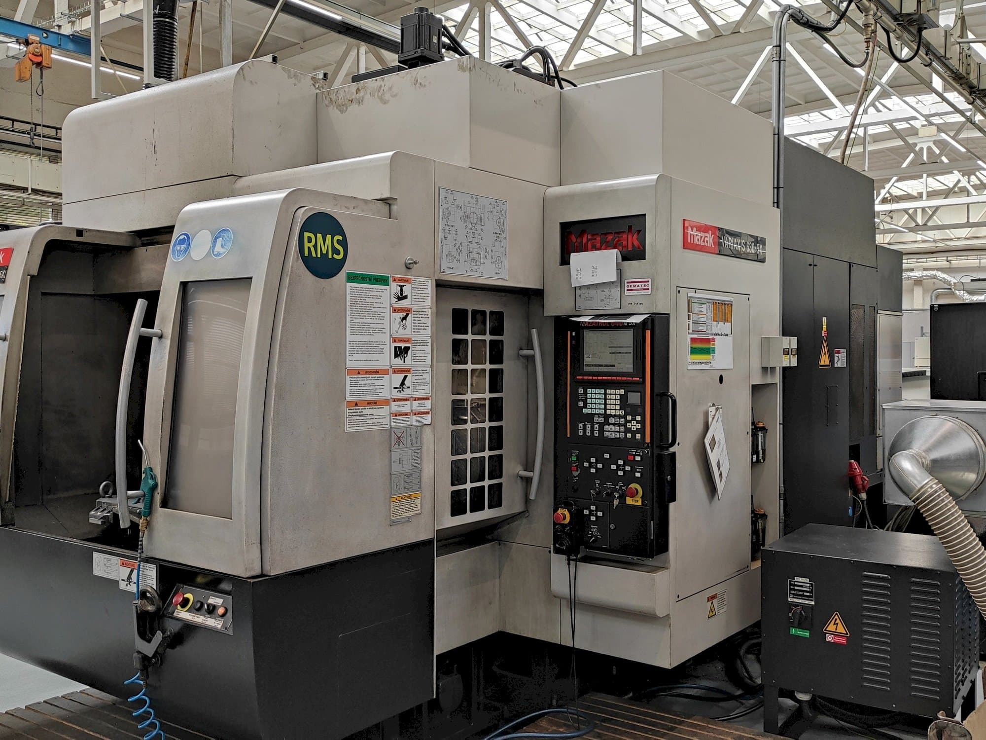 Vista frontale della macchina Mazak Variaxis 630-5X