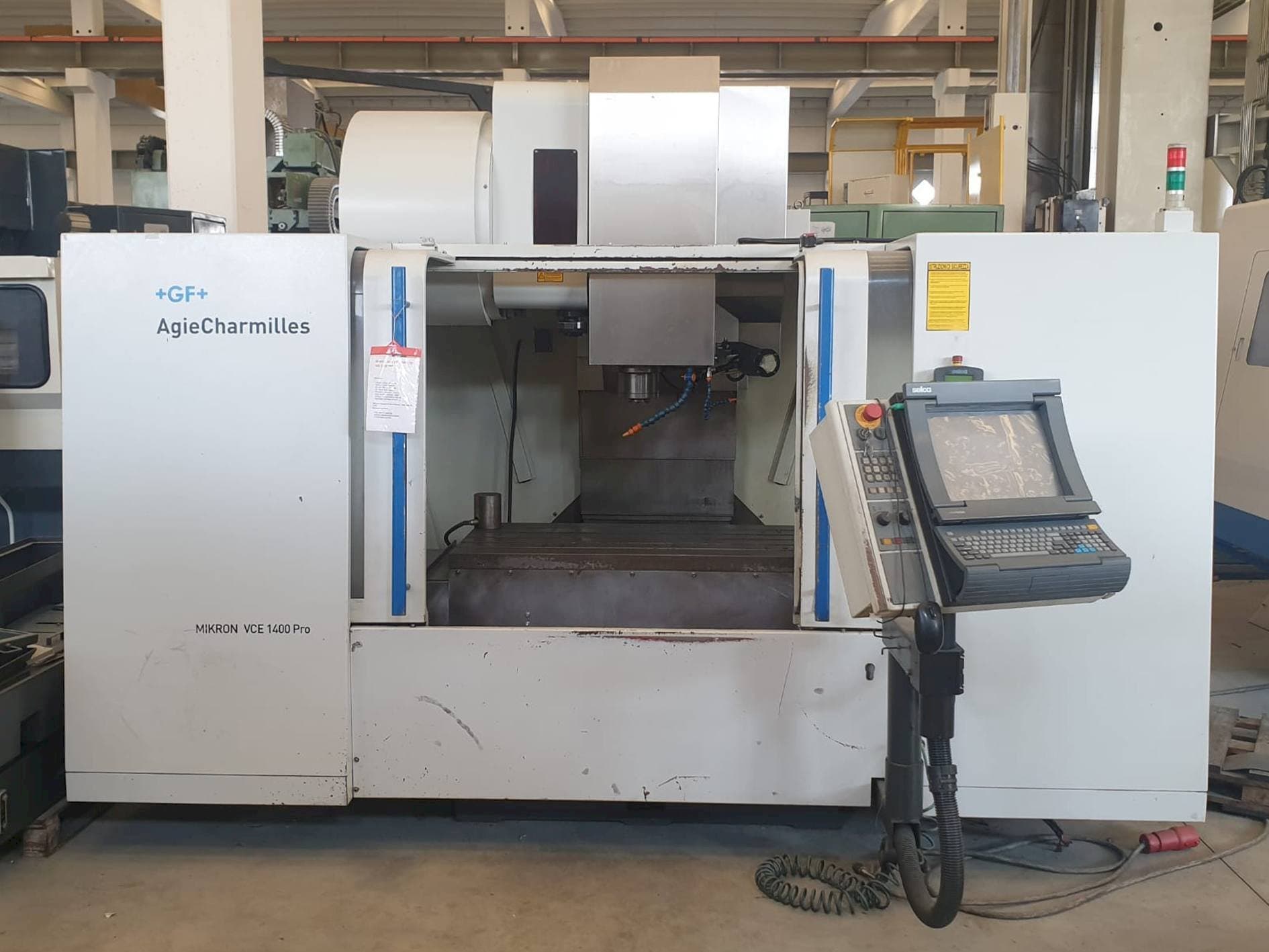 Vista frontale della macchina AgieCharmilles MIKRON VCE 1400 PRO