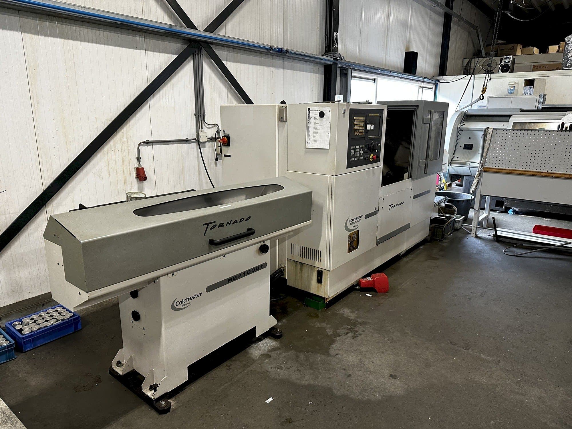 Vista frontale della macchina Colchester Tornado T2