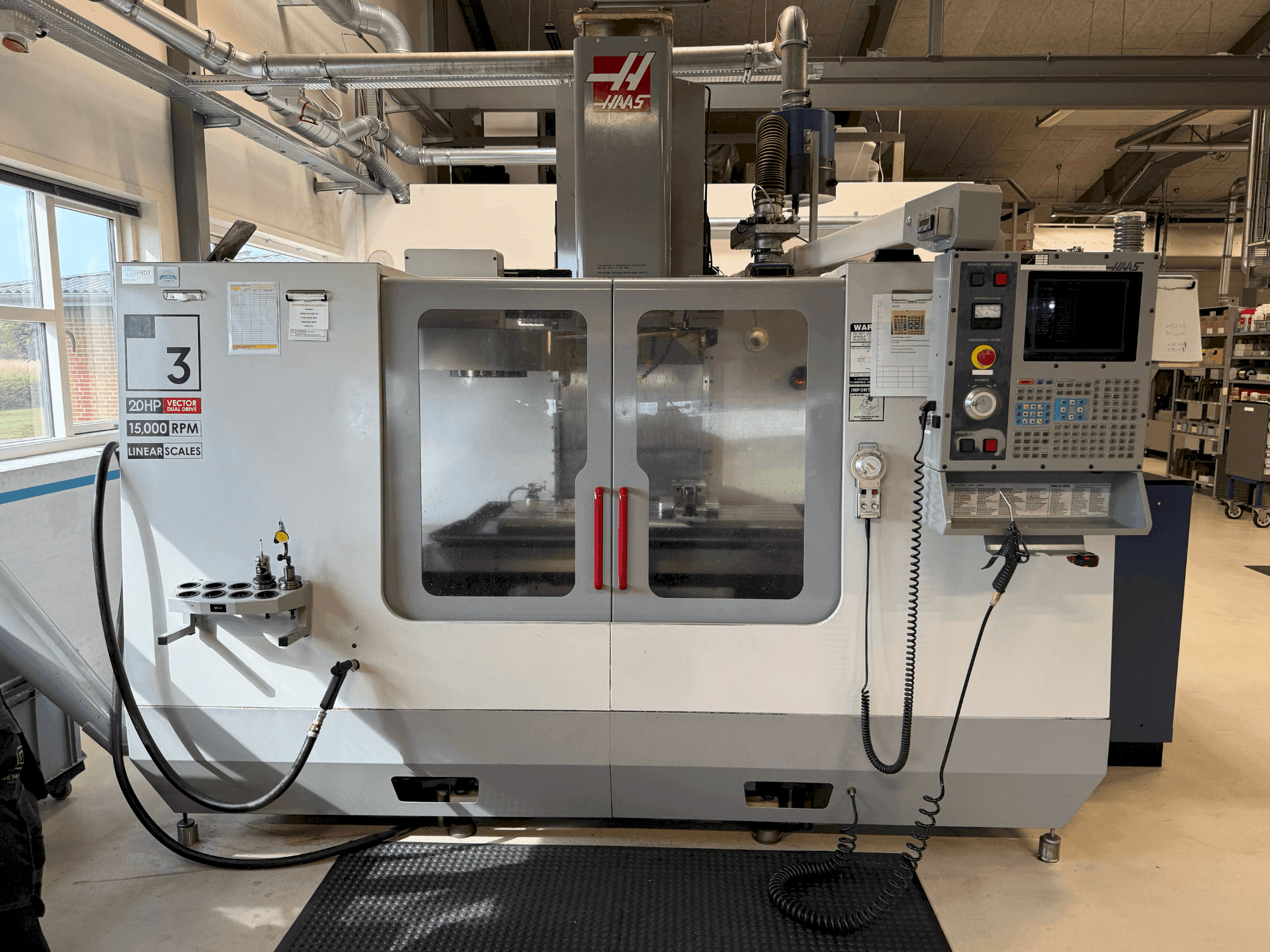 Vista frontale della macchina HAAS VF-3DHE
