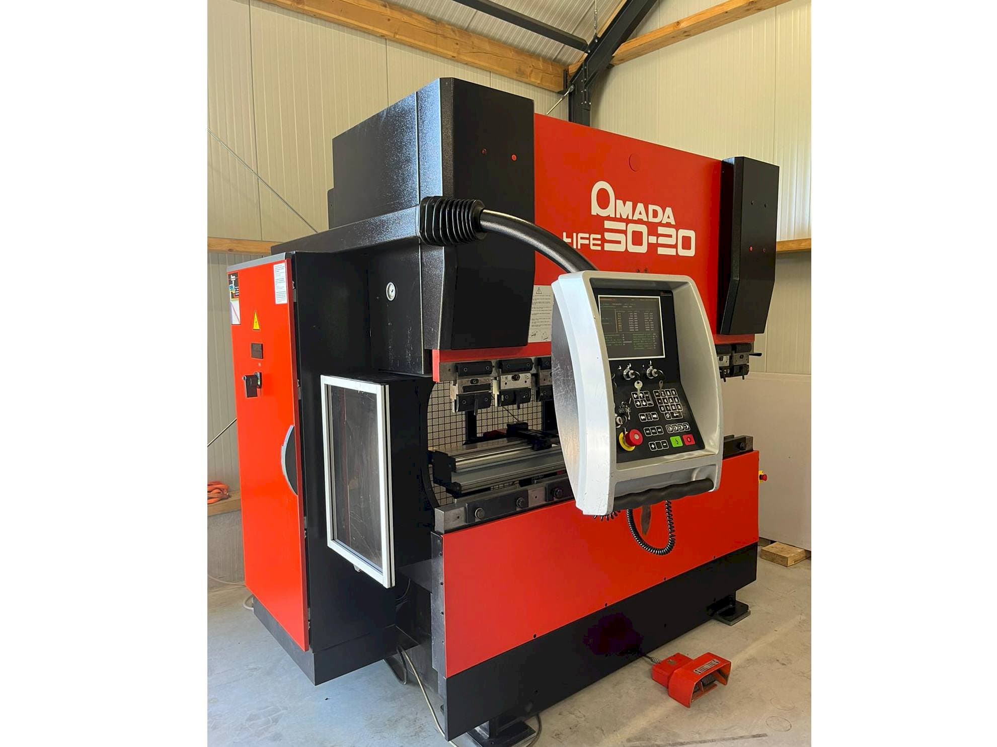 Vista frontale della macchina AMADA HFE 50 20
