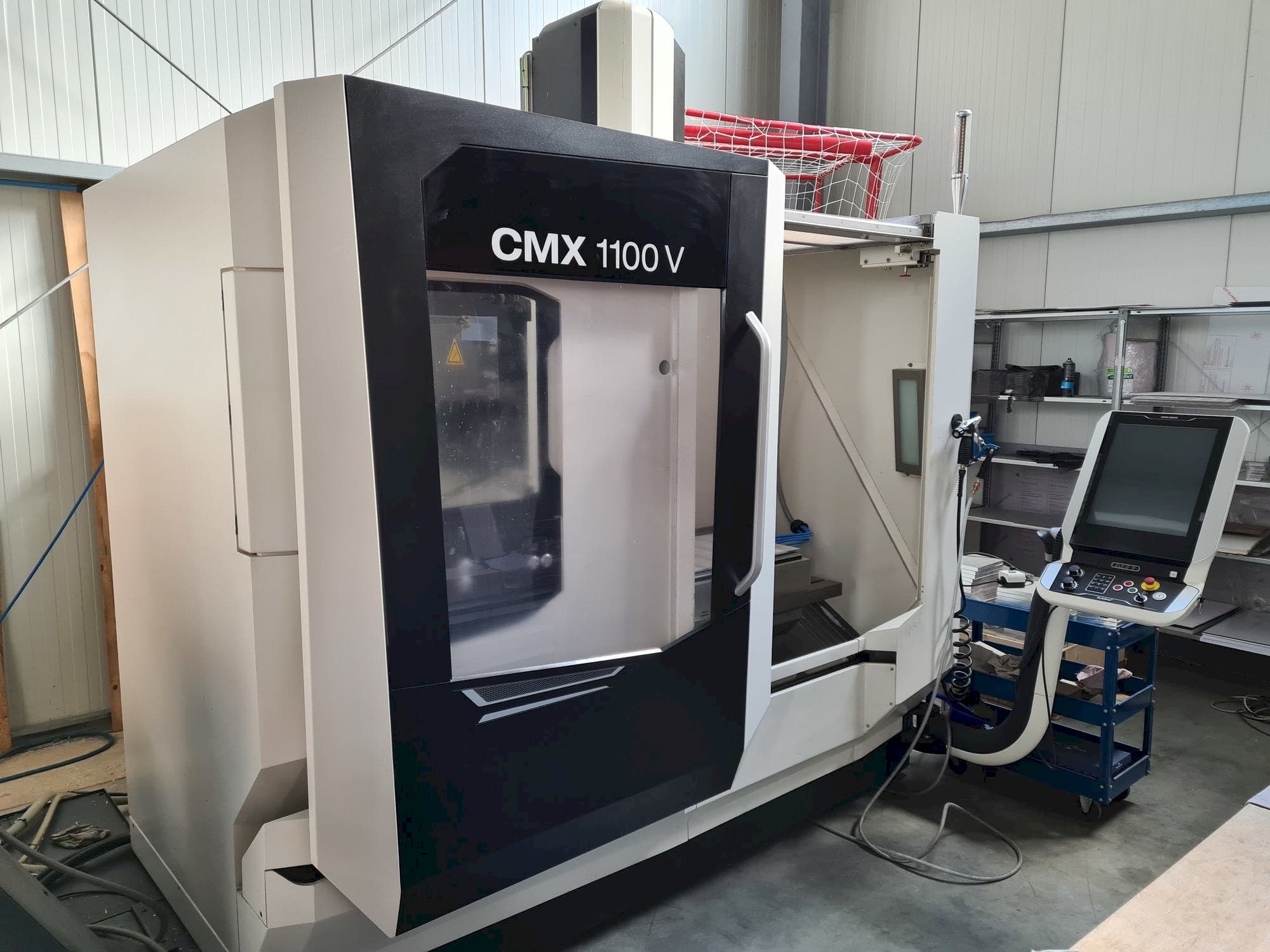 Vista frontale della macchina DMG MORI CMX 1100 V