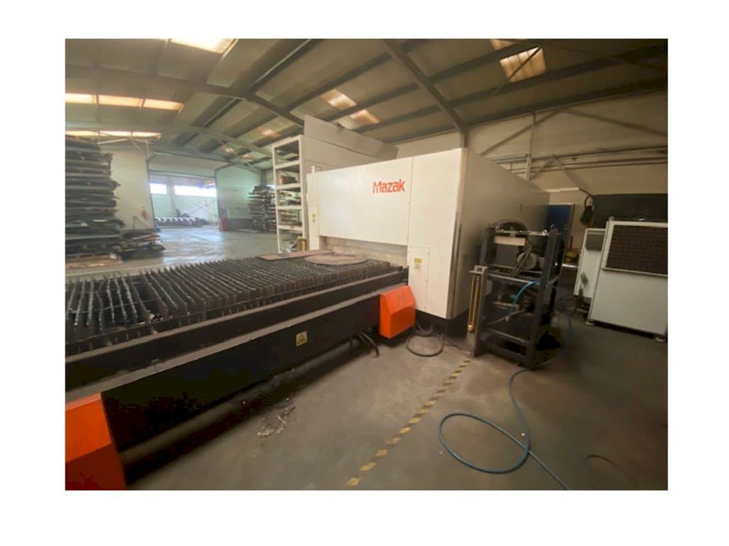 Vista frontale della macchina Mazak Optiplex Nexus 3015