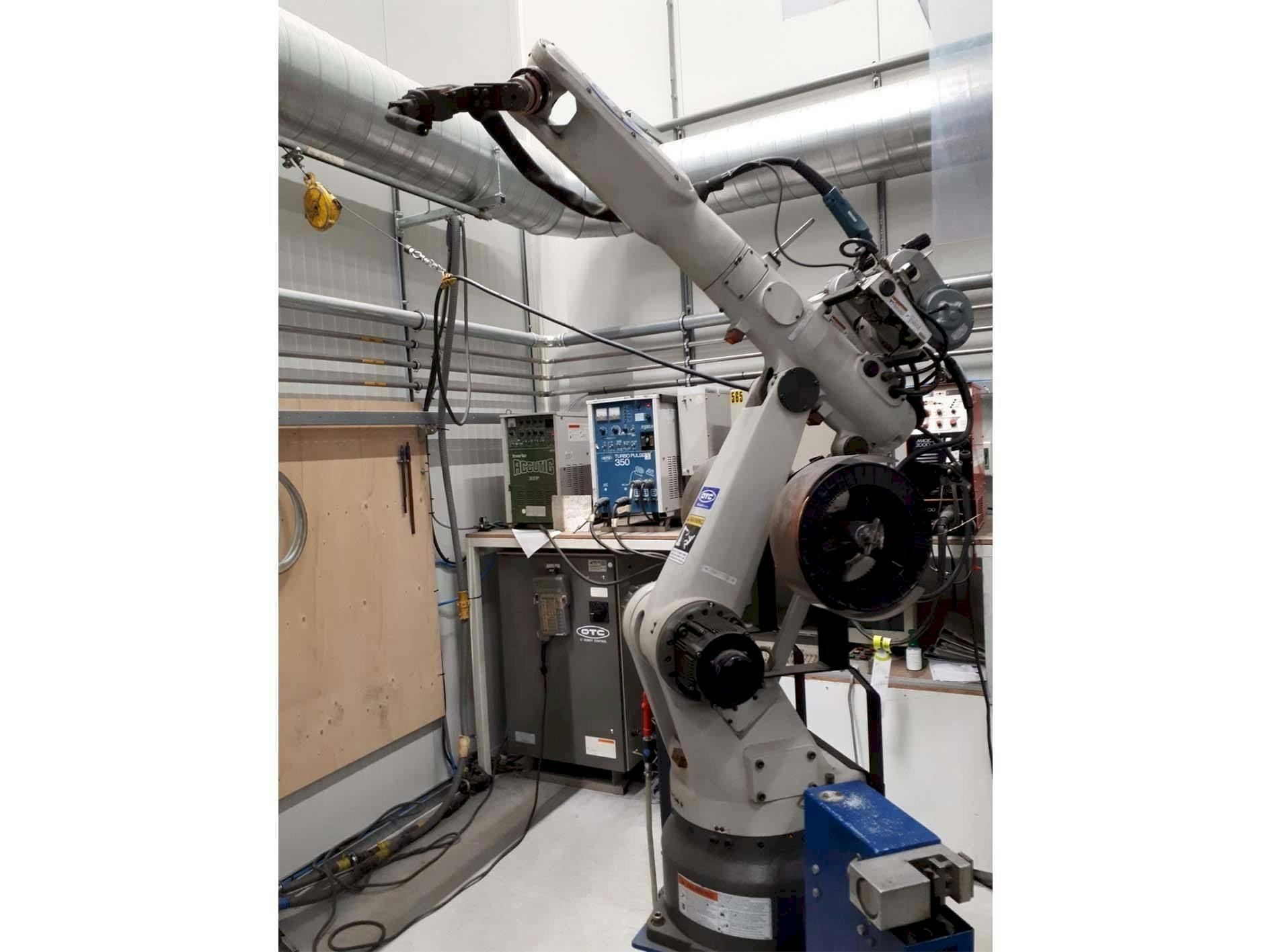 Vista frontale della macchina OTC Daihen Welding Robot