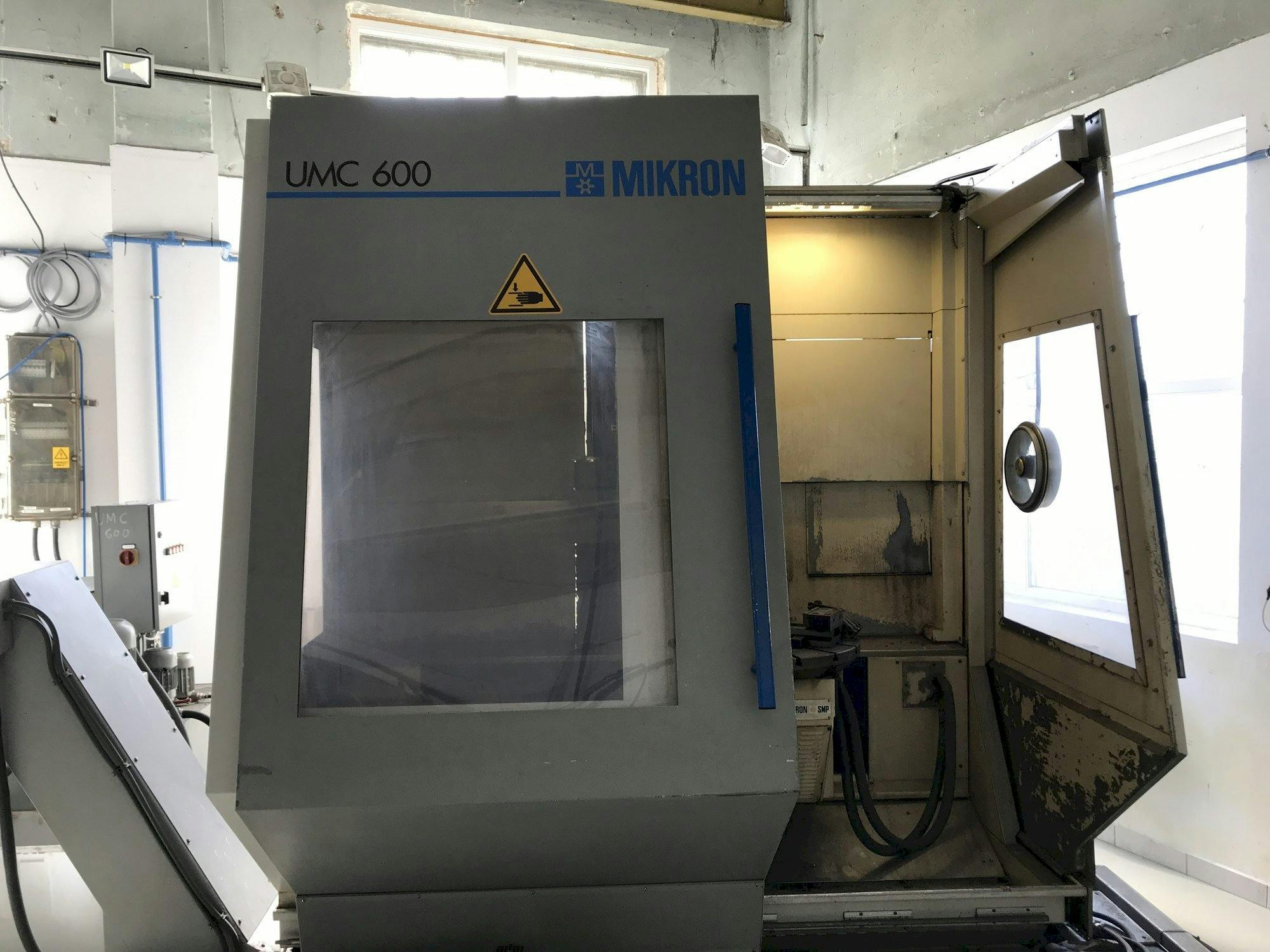 Vista frontale della macchina MIKRON UMC 600